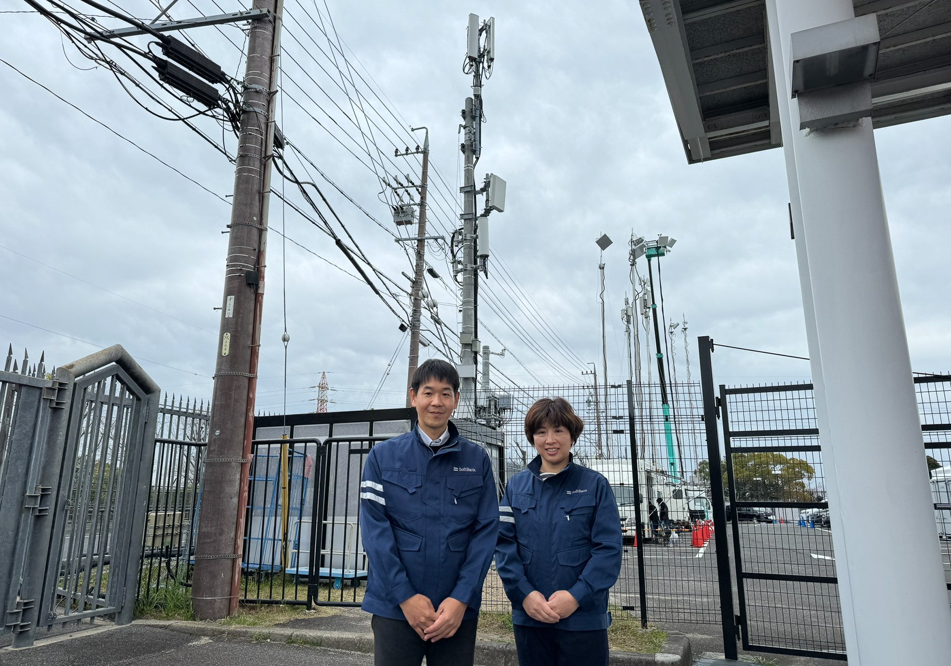 今回お話をうかがったソフトバンク株式会社 エリア建設本部 東海ネットワーク技術部 伊藤雄治氏（左、取材日時点）と、同 上田祥子氏（右）。2人の間に見えるのがソフトバンクの常設基地局