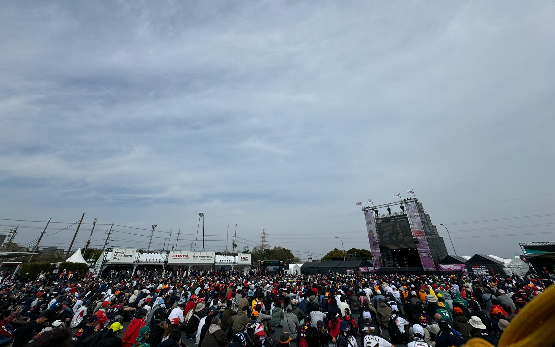 土曜日のステージイベント。佐藤琢磨選手の回とあってか、ものすごい人の数