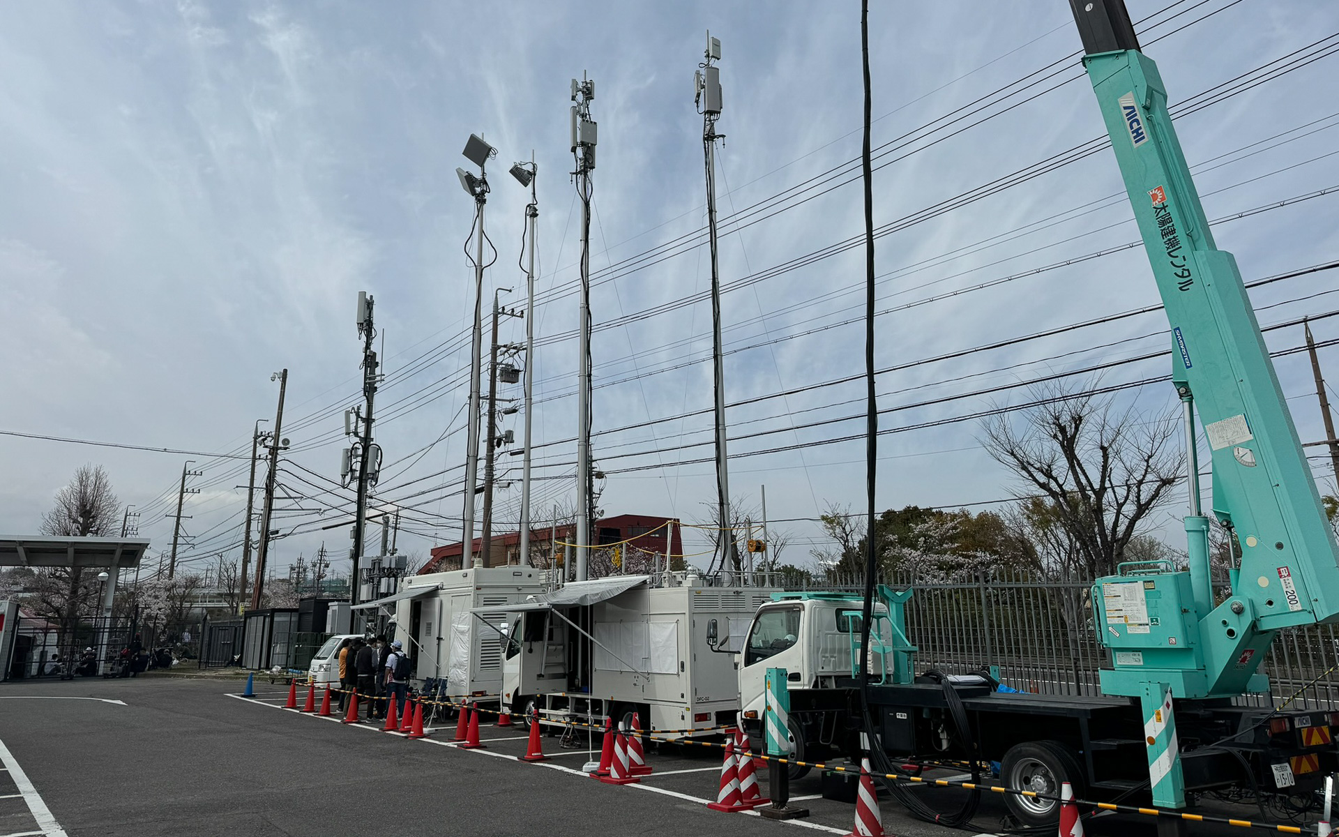 F1というビッグイベントのためか、他社では多くの移動基地局を派遣。アンテナの覇権を競っているように見える