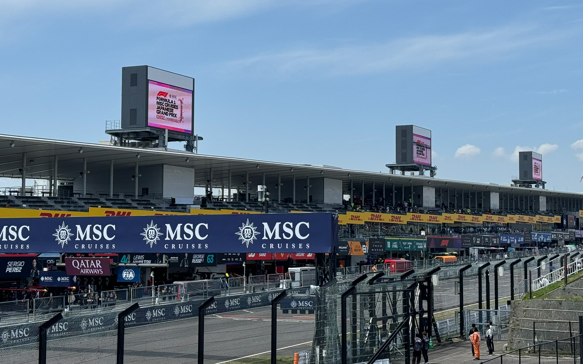 鈴鹿サーキットのピットビルに鎮座する3つのサーキットビジョン。手前の2つがグランドスタンドへ向けて電波を出す基地局