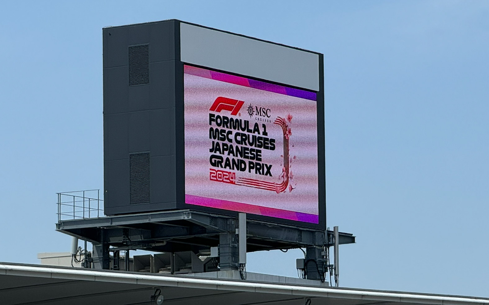 サーキットビジョンの足に5Gアンテナが取り付けられているのが分かる。ソフトバンクの人に教えてもらわないと分からないほどなじんでいる