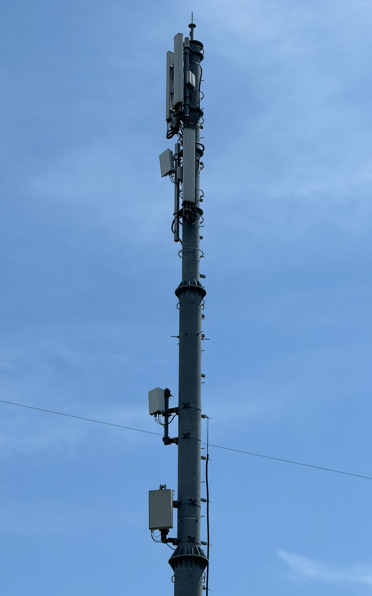 上部にはおそらくSub6アンテナが、中部には正方形に近いマッシブマイモアンテナが取り付けられている。中勢バイパス方面を向いているものもある
