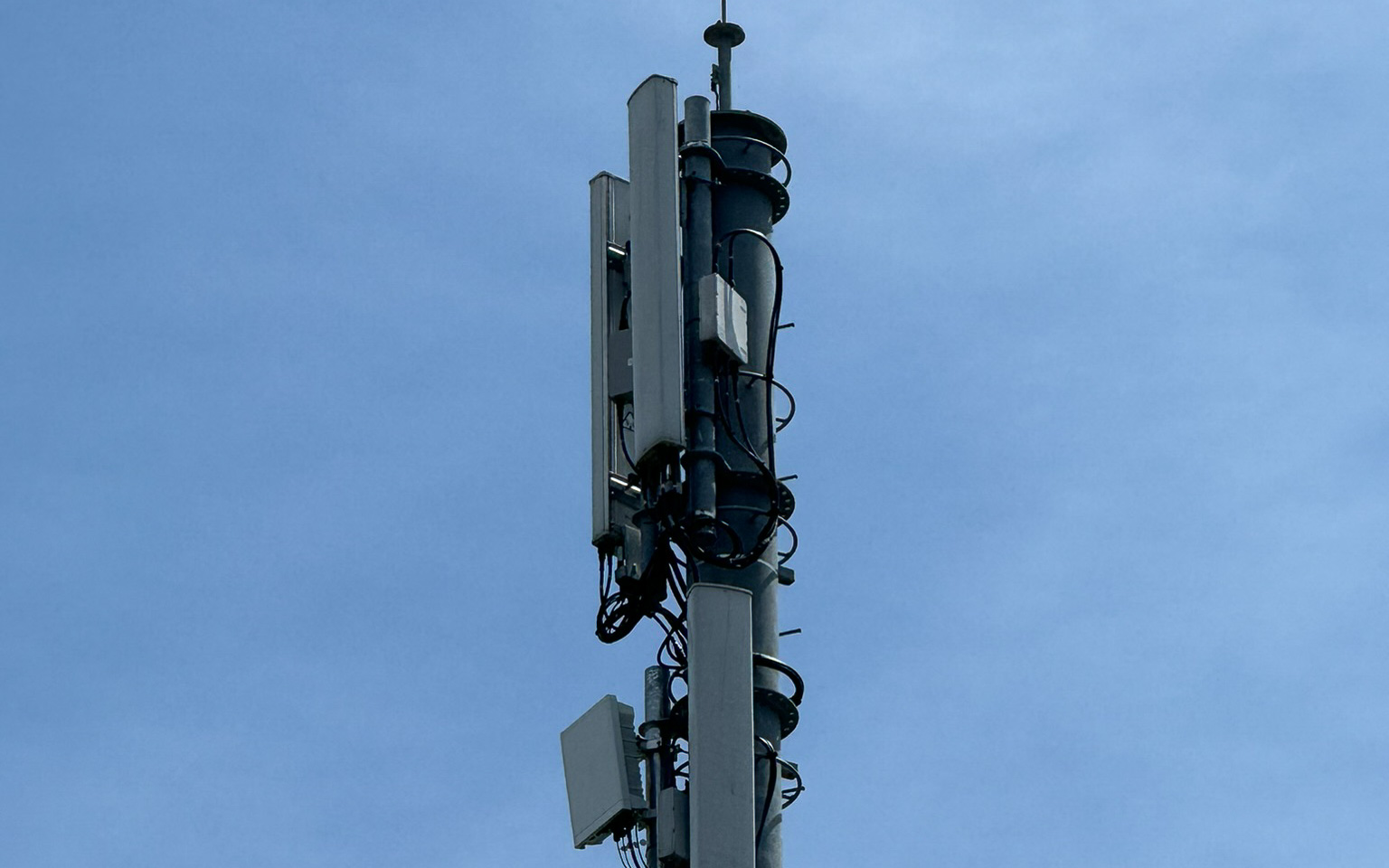 ソフトバンクが鈴鹿サーキットの5G通信環境を強化。写真は基地局の一つに取り付けられた5Gアンテナ群