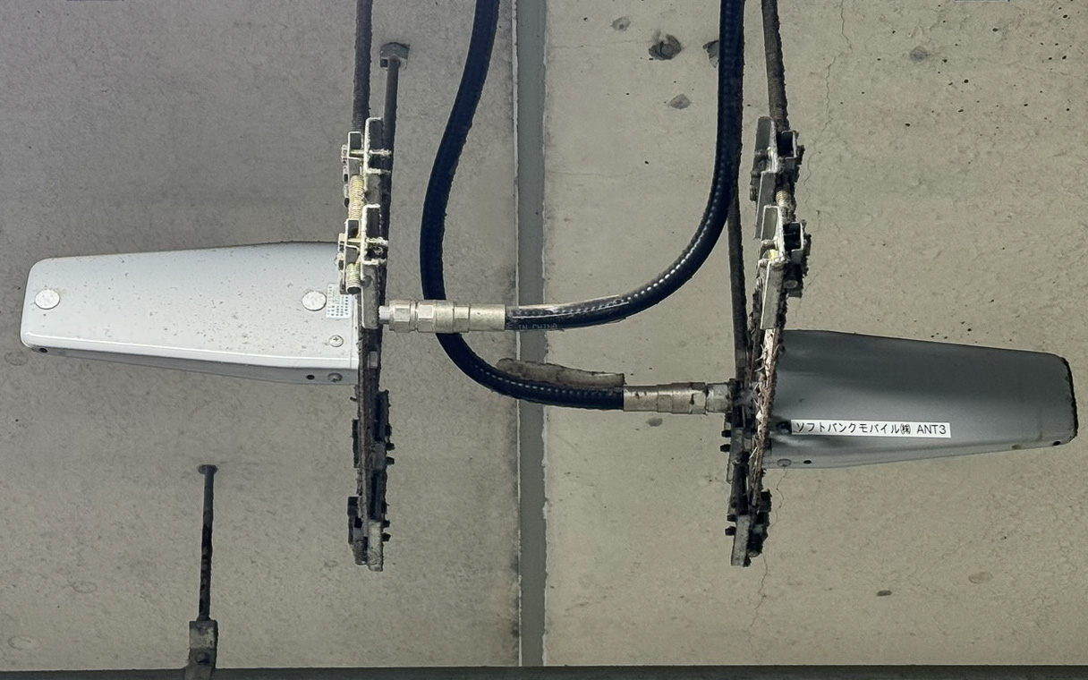 こちらは基地局ではなくレピータ。パドックトンネルの天井に取り付けられており、電波を転送して接続性をサポートする。鈴鹿に訪れた際は、見つけていただきたい