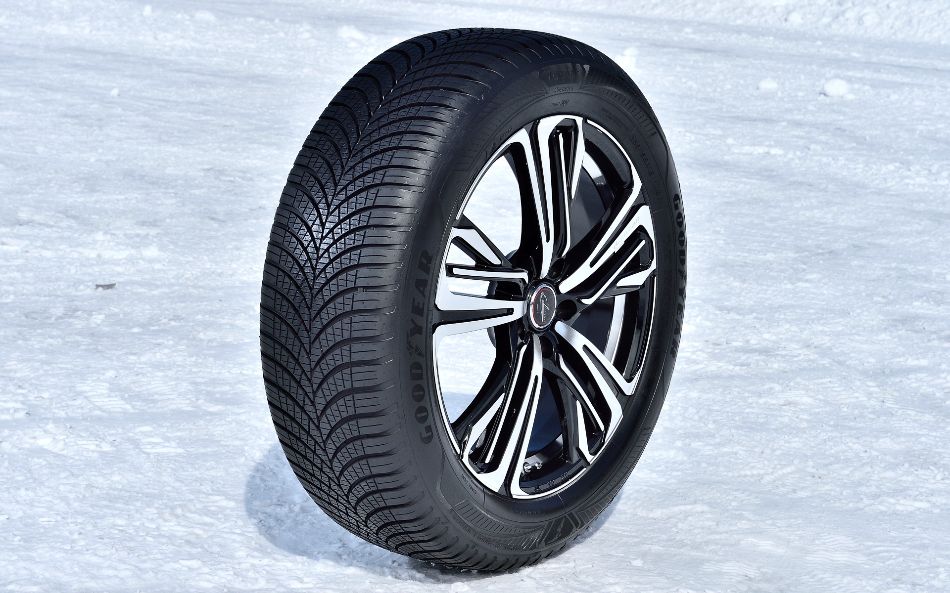 2022年8月に販売を開始したグッドイヤーのオールシーズンタイヤ「Vector 4Seasons Gen-3」。センター部に向かって狭くなる溝とパターンを最適化した新Vシェイプドトレッドによってノイズを低減。また、高剛性トレッドによりタイヤの変形を低減して高いハンドリング性能を実現するとともに、新コンパウンドの採用によってライフ性能は従来の「Vector 4seasons Hybrid」比で30%向上したという。サイドウォールには浅雪用を示す「M+S」(マッド&スノー)が刻印されるとともに、欧米では「M+S」以上に冬道性能が高いスノータイヤと認められている「スノーフレークマーク」が入る