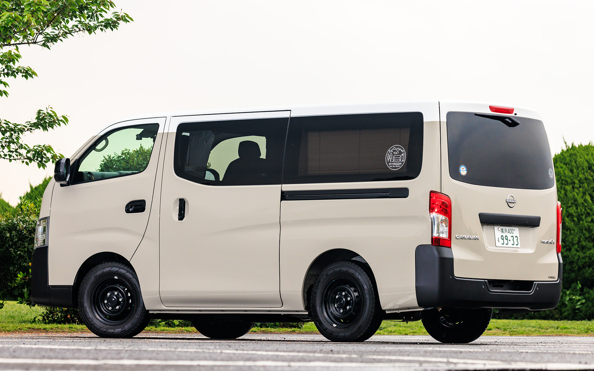 ボディサイズは4ナンバーサイズとなる4695×1695×1975mm（全長×全幅×全高）で取り回しがよい