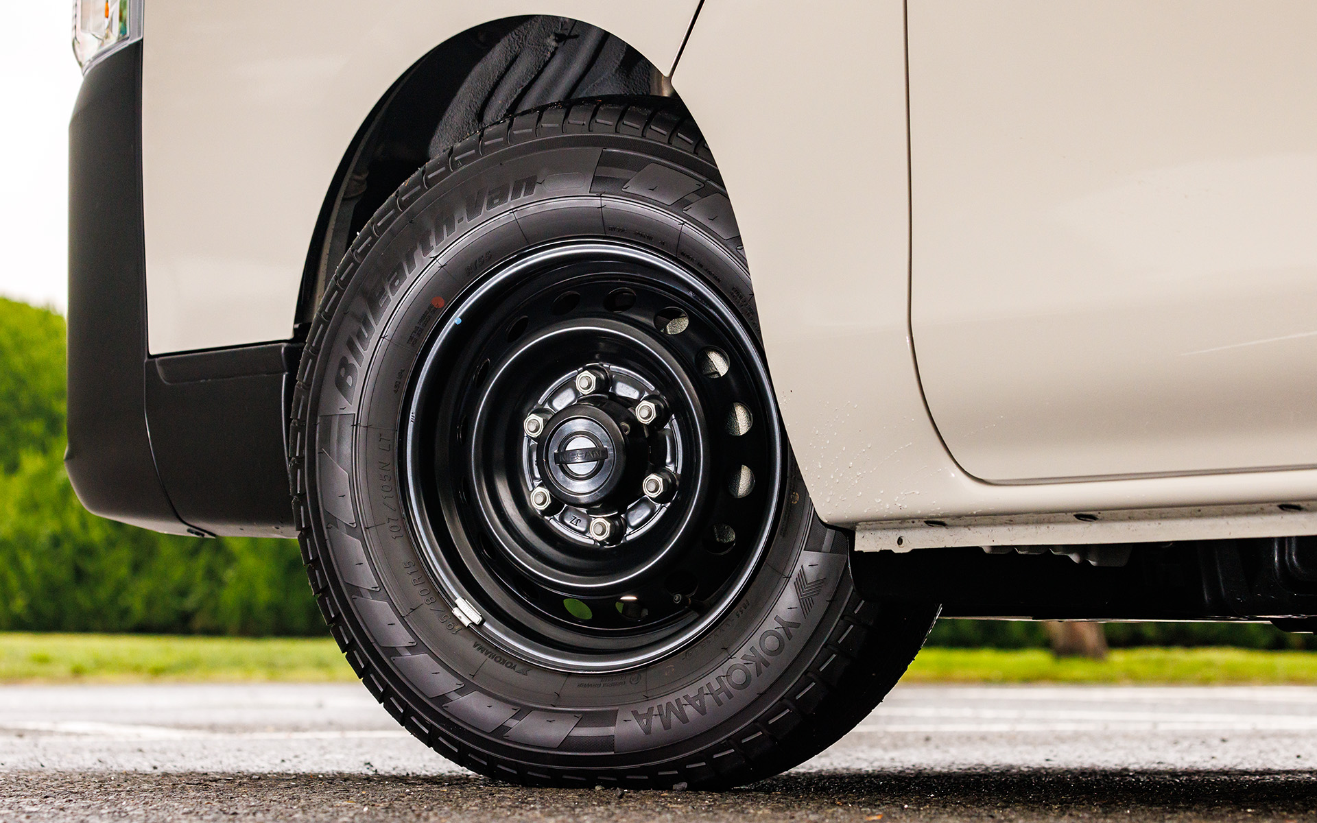 撮影車両は横浜ゴム「BluEarth-Van（ブルーアース バン）」を装着。サイズは195/80R15。ホイールはスチール製だがブラック塗装されている