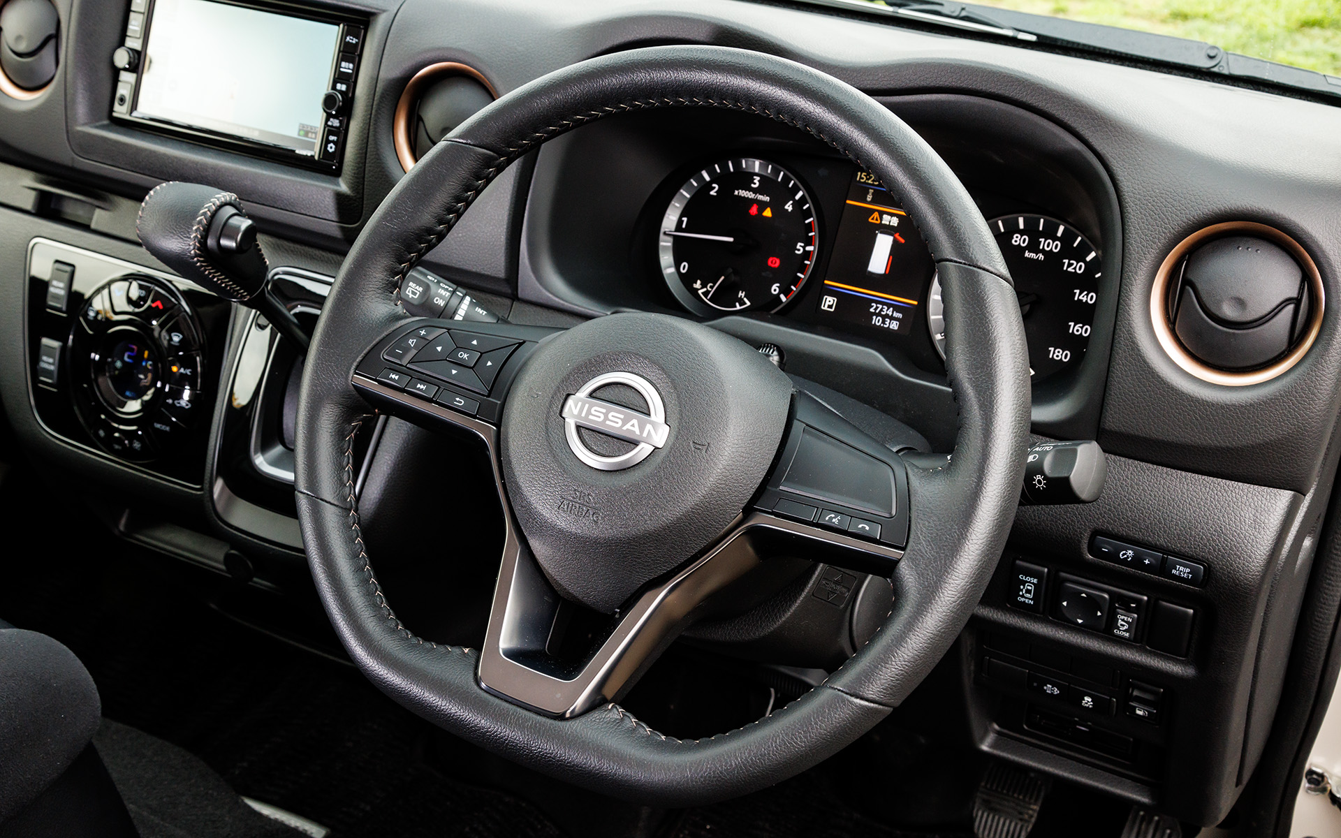 最上級グレードがベースとなっているためステアリングは本革巻きになる