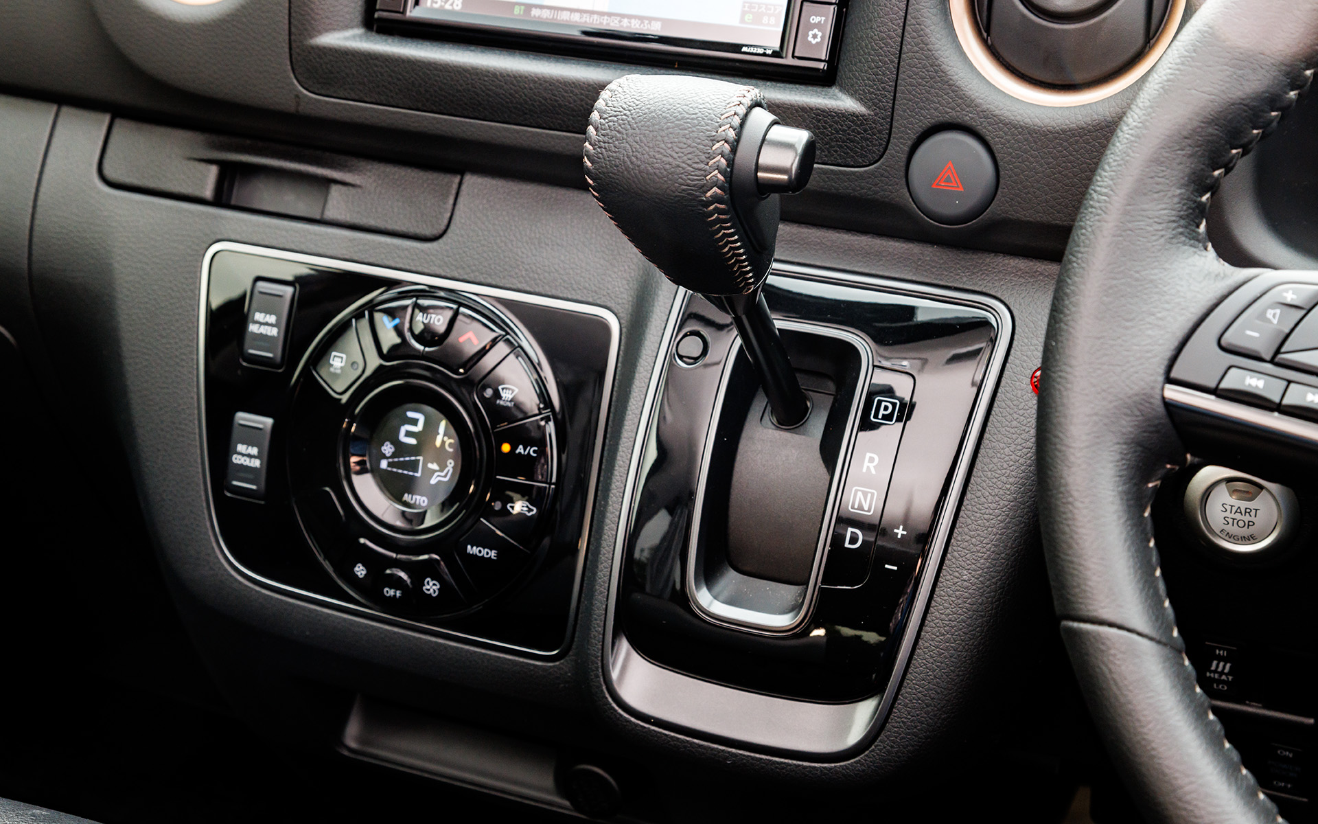 シフトノブも本革巻き。ステアリングの後ろにチラリと見える赤いインジケーターは外部電源入力が接続されていることを確認するためのもの
