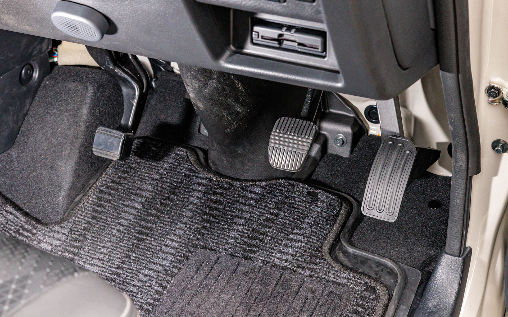 ペダルまわり。パーキングブレーキはフット式