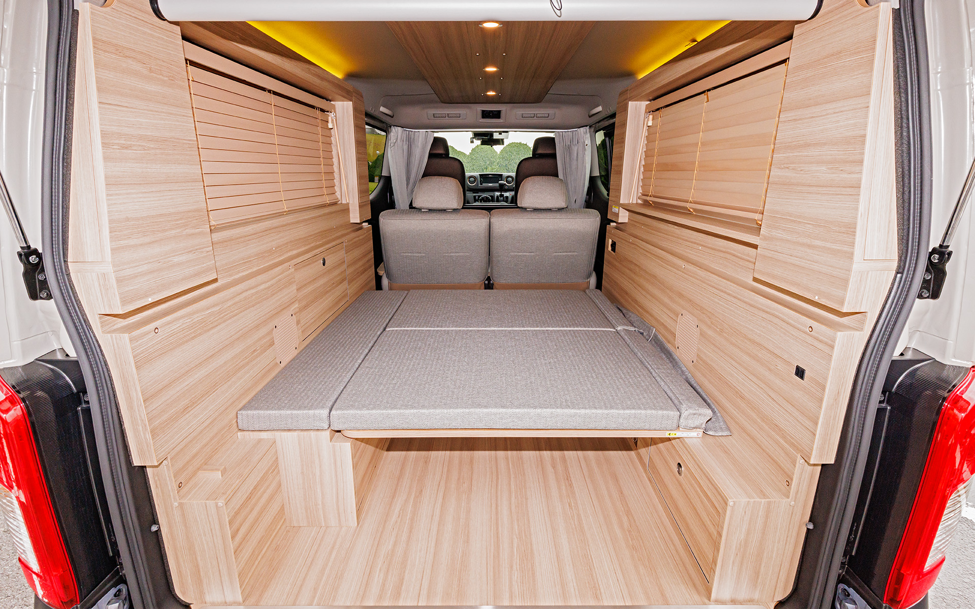 跳ね上げ式ベッドを展開した状態。ベッド下部は258mmの高さがあり収納スペースとして利用可能