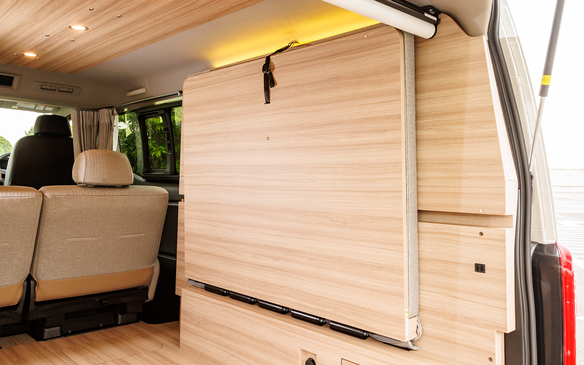 ベッド収納時はベルト＆フックで固定。ヒンジ部にダンパーが入っているため展開、収納も軽々