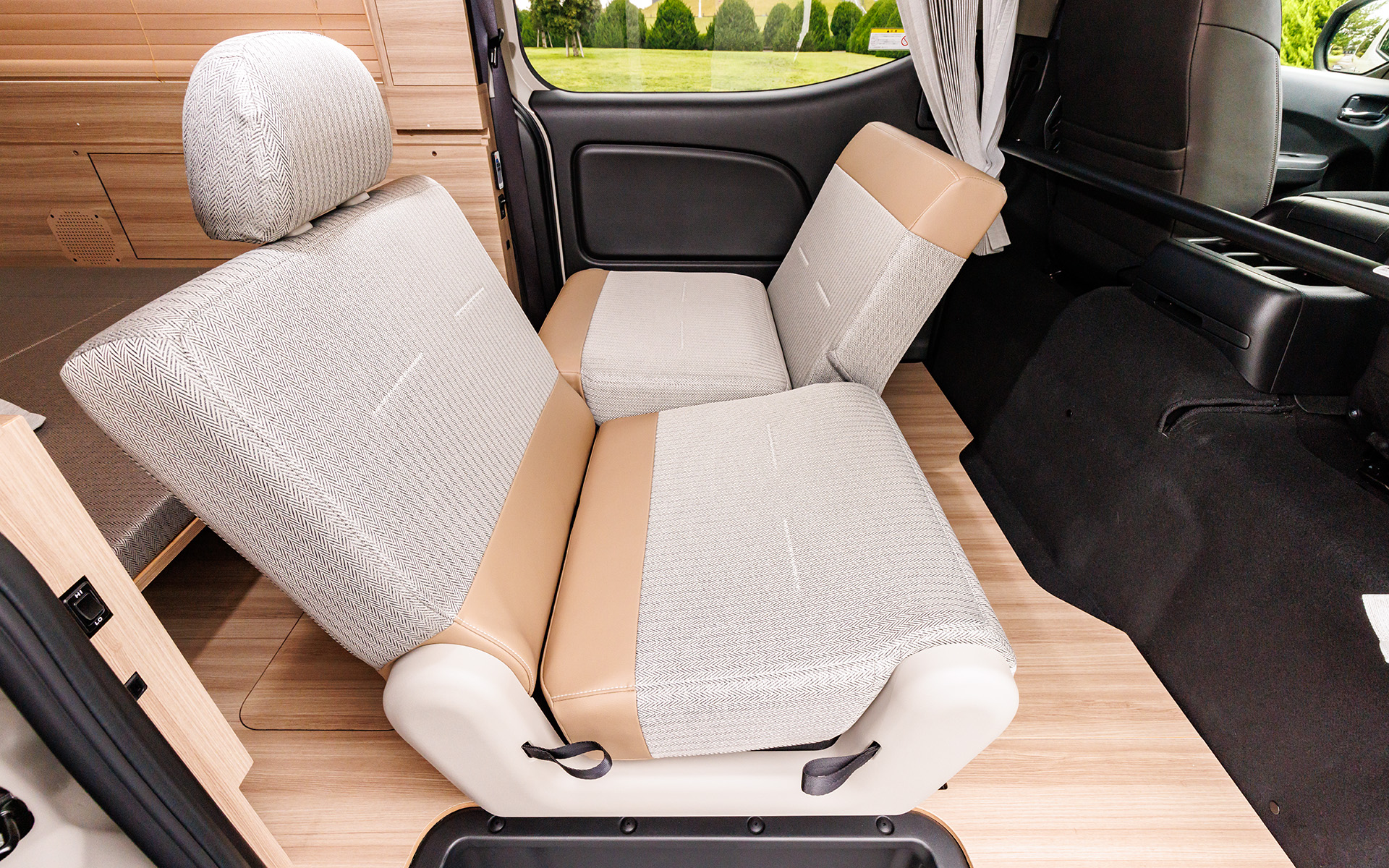 2in1シートのアレンジ。スライド、リクライニングなど普通のシートと同じ感覚で扱える