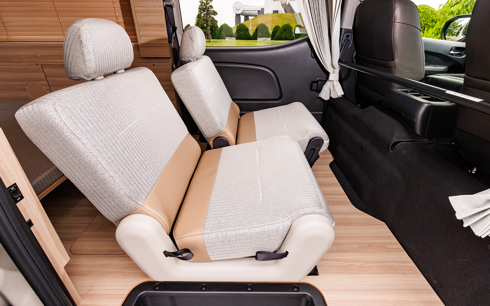 2in1シートのアレンジ。スライド、リクライニングなど普通のシートと同じ感覚で扱える