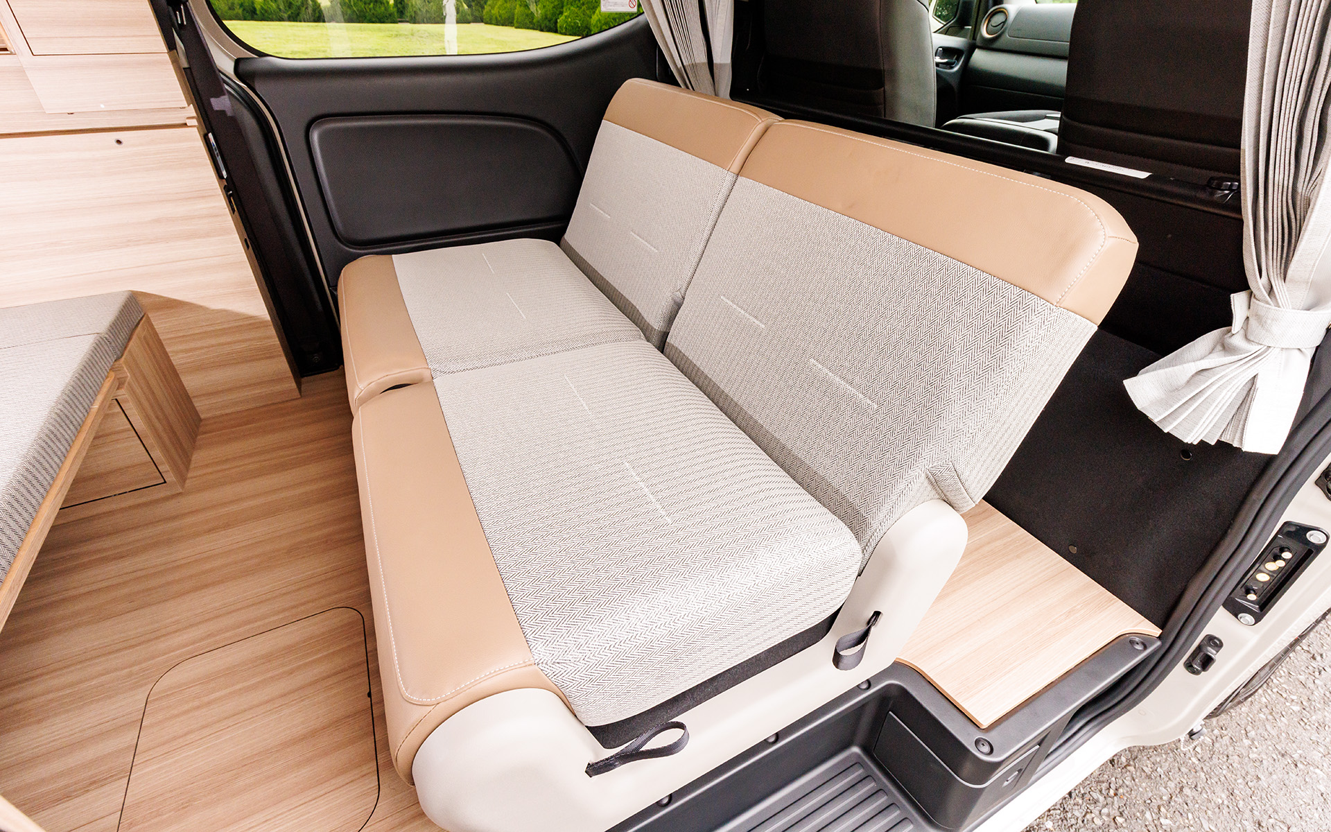 2in1シートのアレンジ。スライド、リクライニングなど普通のシートと同じ感覚で扱える