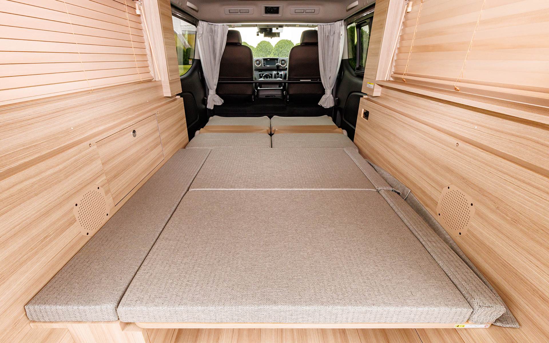 2列目シートを組み合わせたベッド時は2192×1204mm（長さ×幅）と大人2人が十分に寝ることが可能なスペースが生まれる