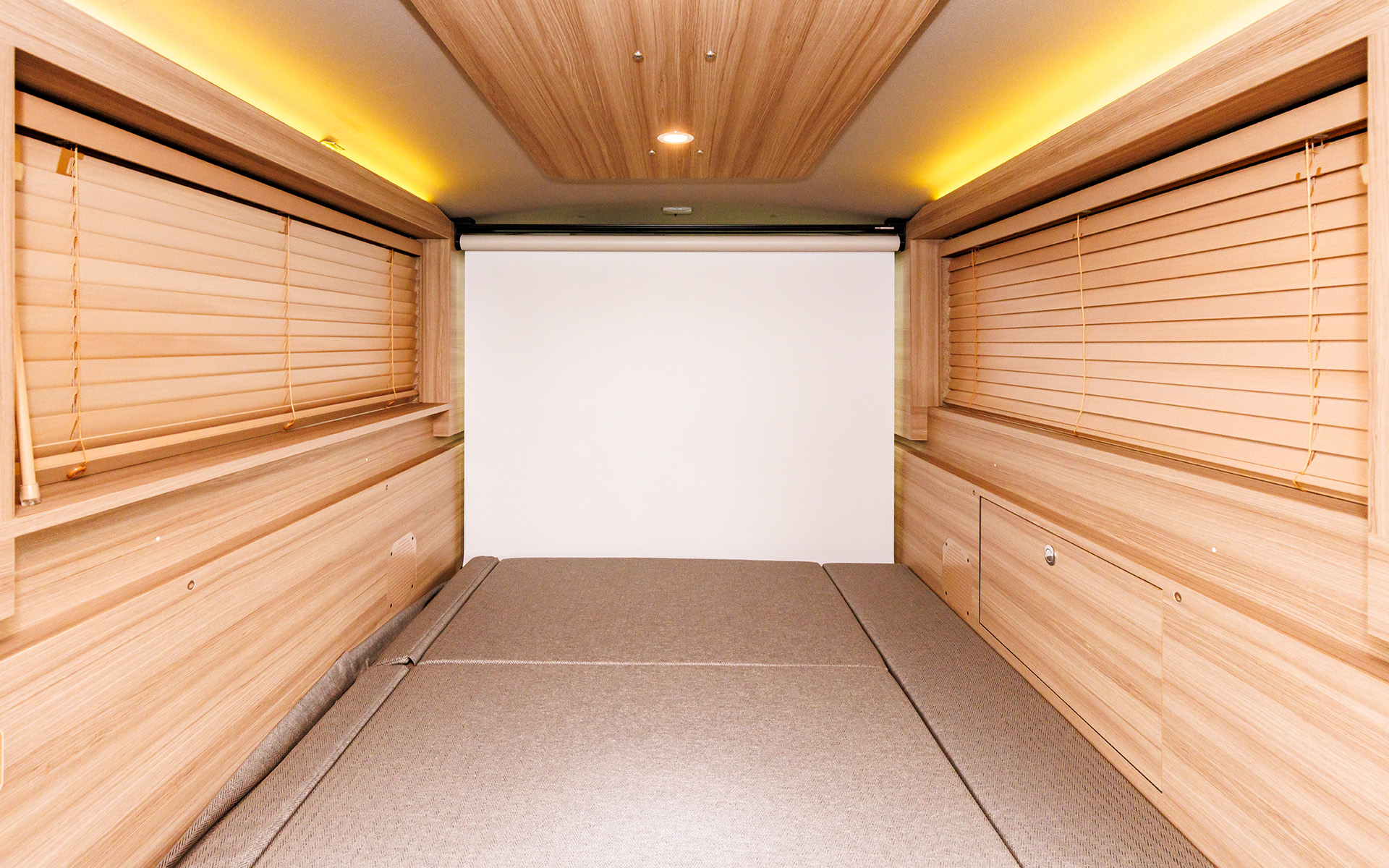 ローンチエディションは後部にロールスクリーンを装備。目隠しとしてはもちろん、プロジェクターを持ち込めば車内がシアターに早変わり