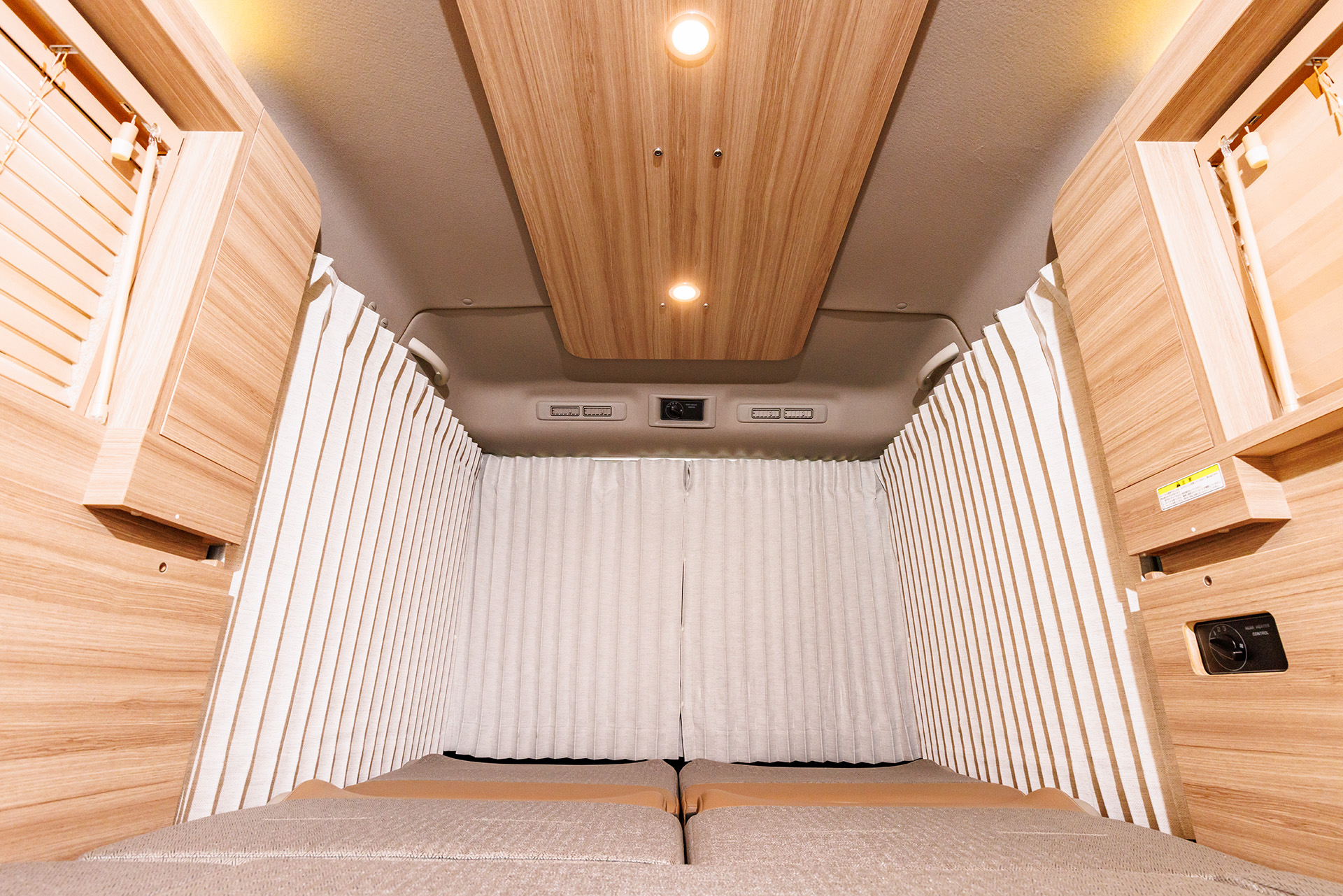 ベッド前側には遮光性の高いカーテンを装備