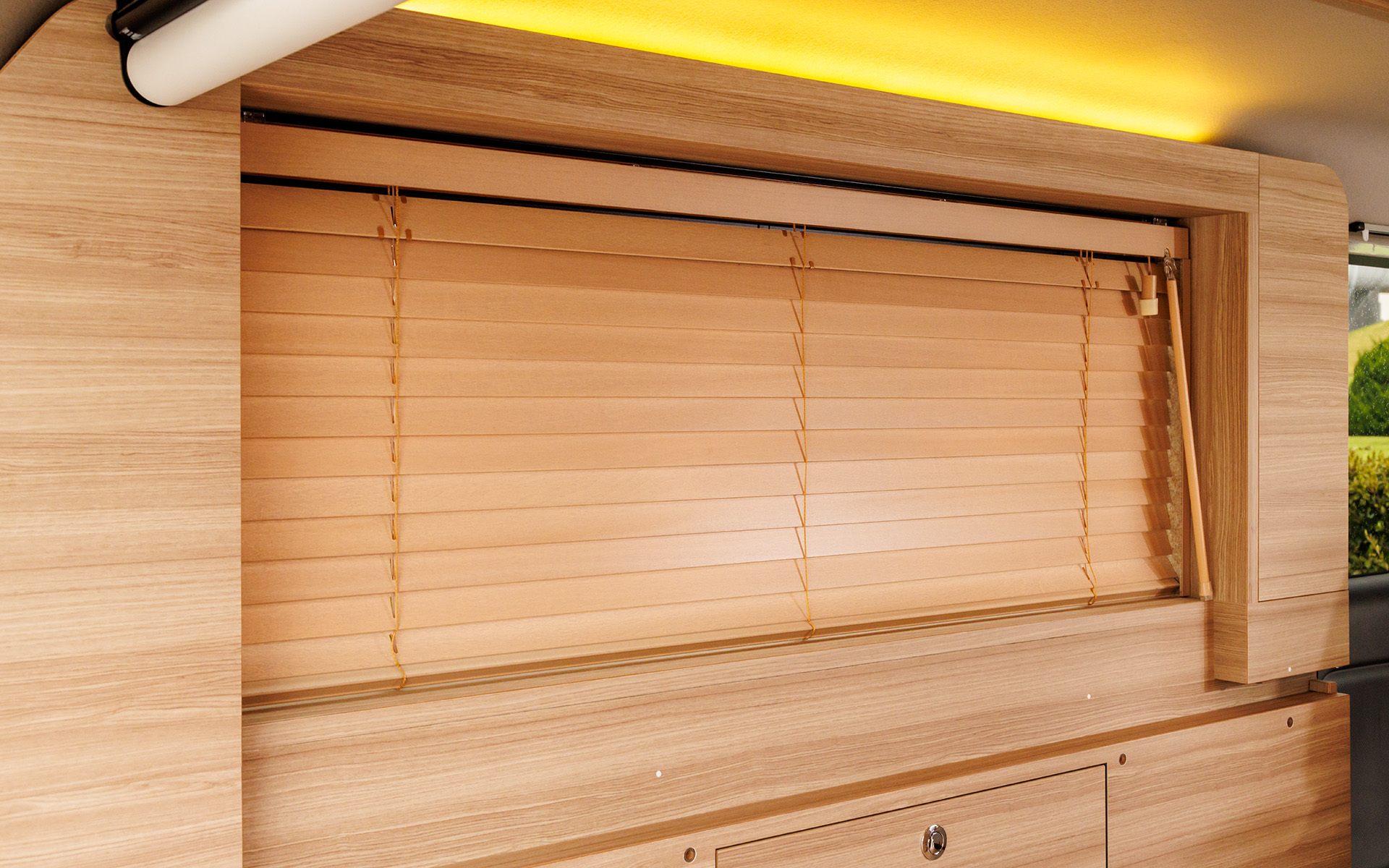 ベッドサイドのウィンドウには木製のブラインドを装備。窓枠には小物を置けるスペースも