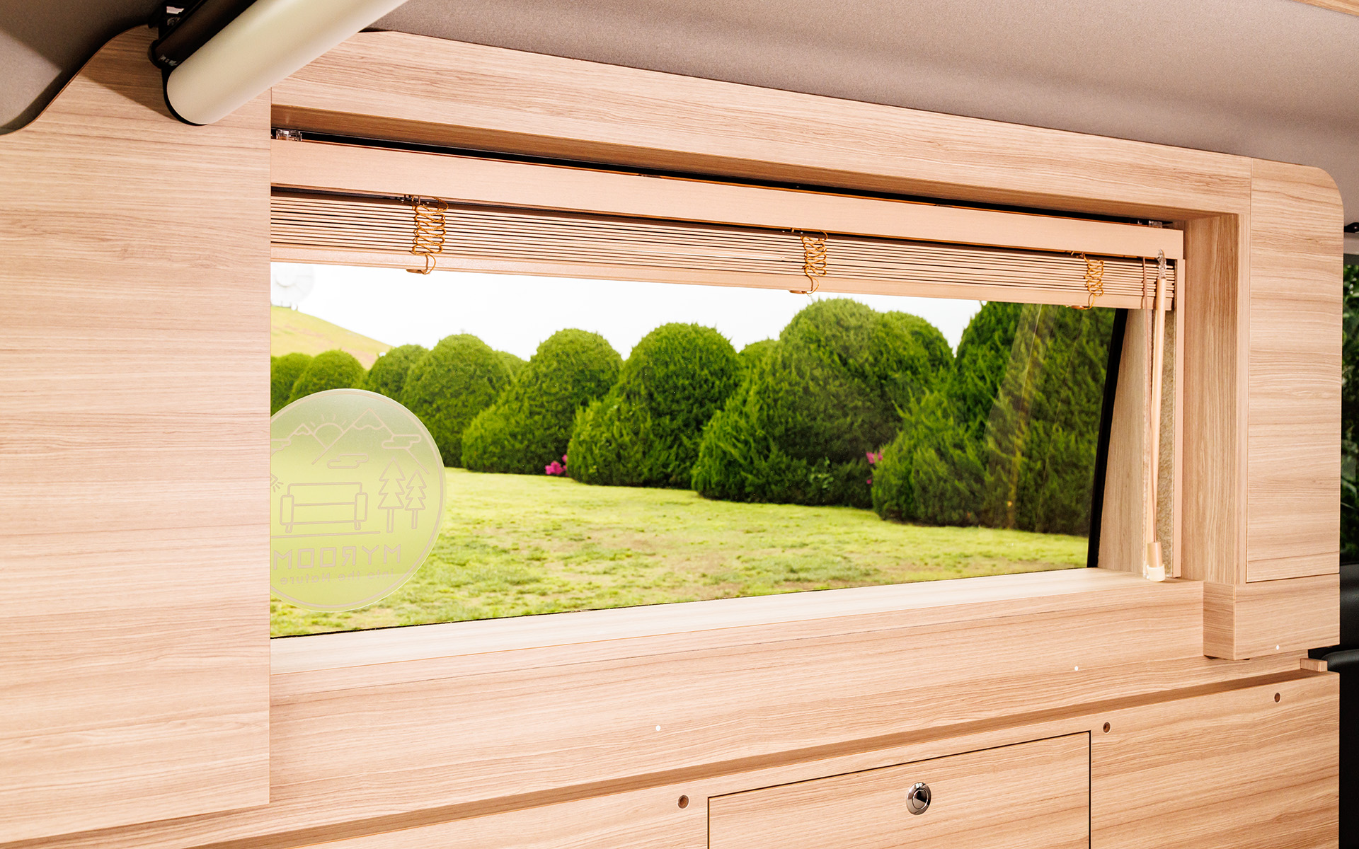 ベッドサイドのウィンドウには木製のブラインドを装備。窓枠には小物を置けるスペースも