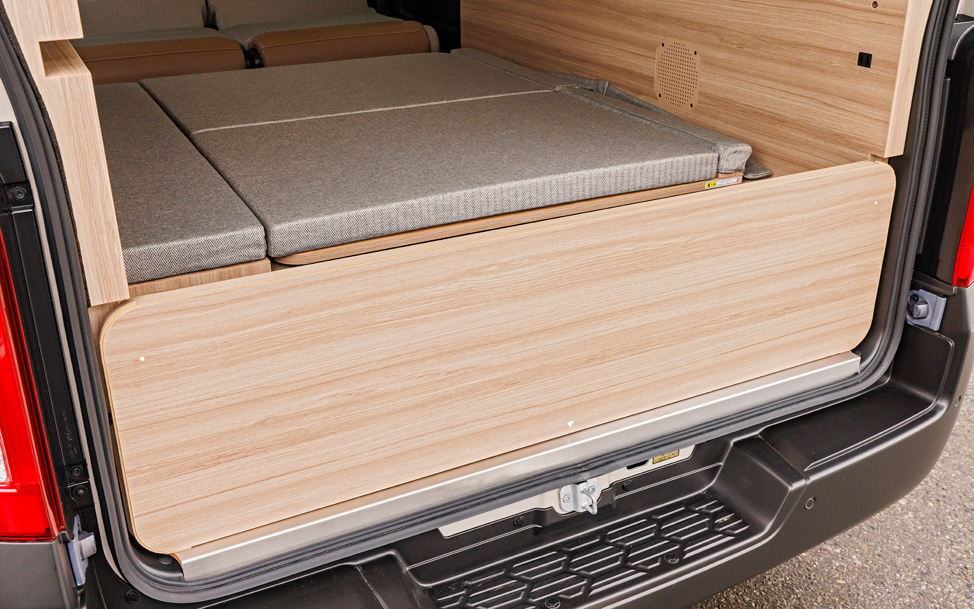 テーブル未使用時はテールゲート部に収納できる