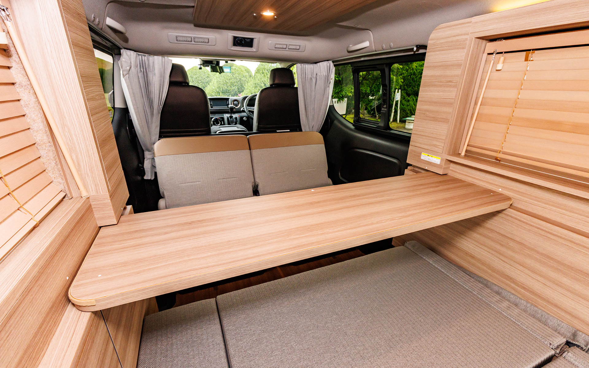 テーブルは自由な位置にスライド可能。白い●印がある部分は下部のスライドピンを使って固定できる