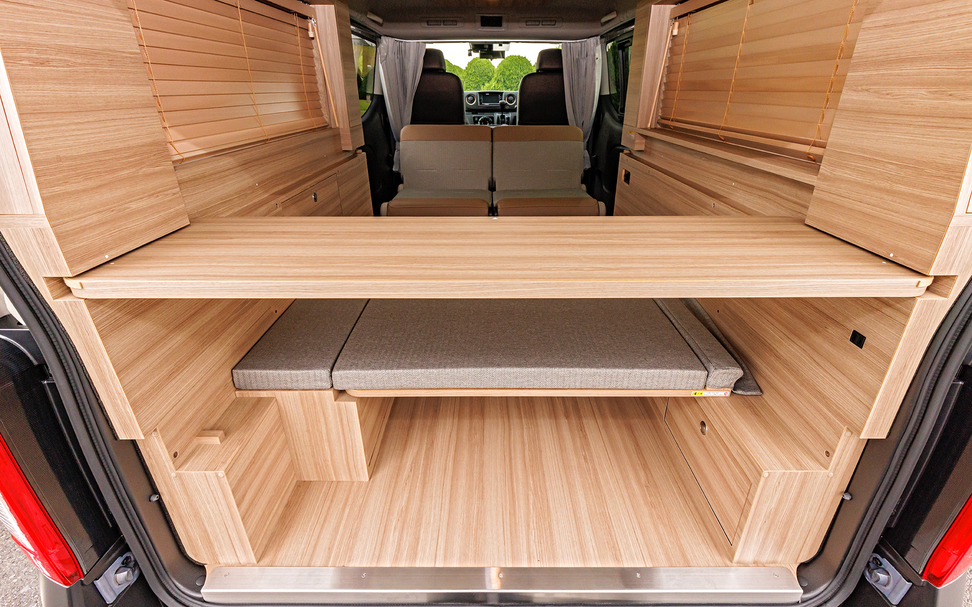 テーブルは自由な位置にスライド可能。白い●印がある部分は下部のスライドピンを使って固定できる