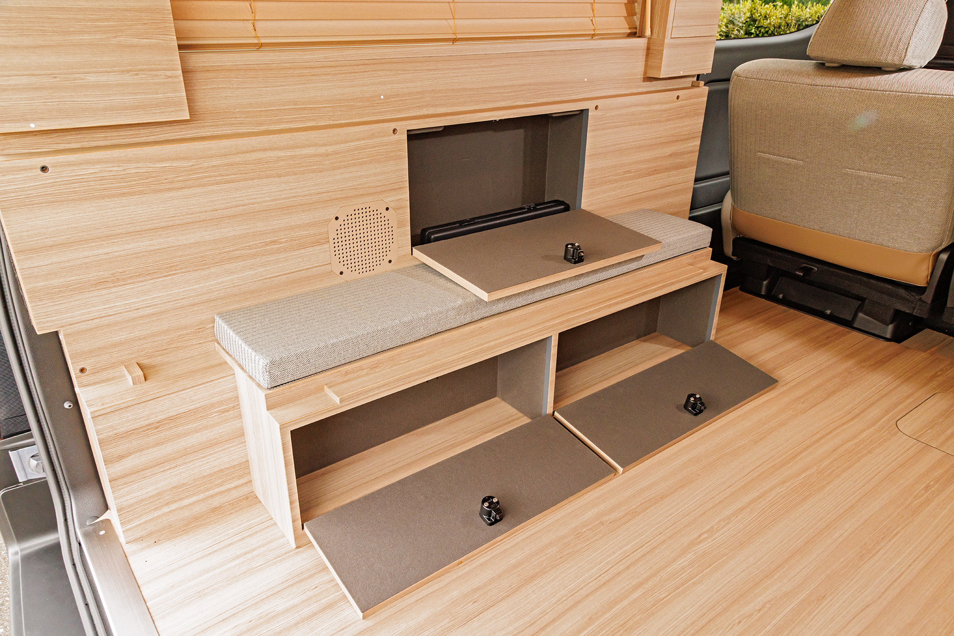 両サイドにはフタ付の収納を用意