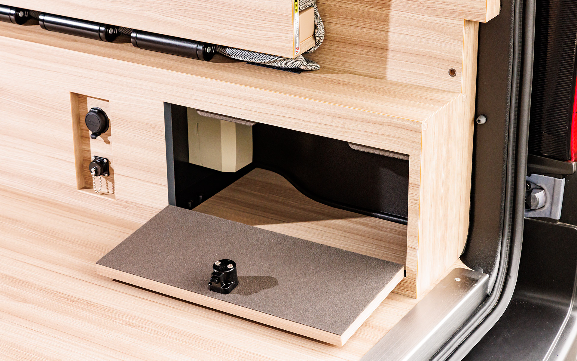 両サイドにはフタ付の収納を用意