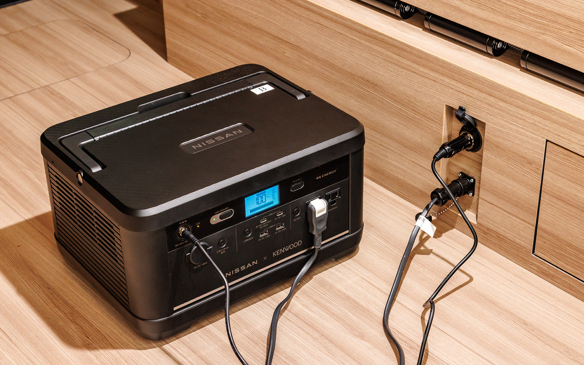 ポータブルバッテリの接続が可能。ディーラーオプション（DOP）のポータブルバッテリー from LEAFはベストマッチ