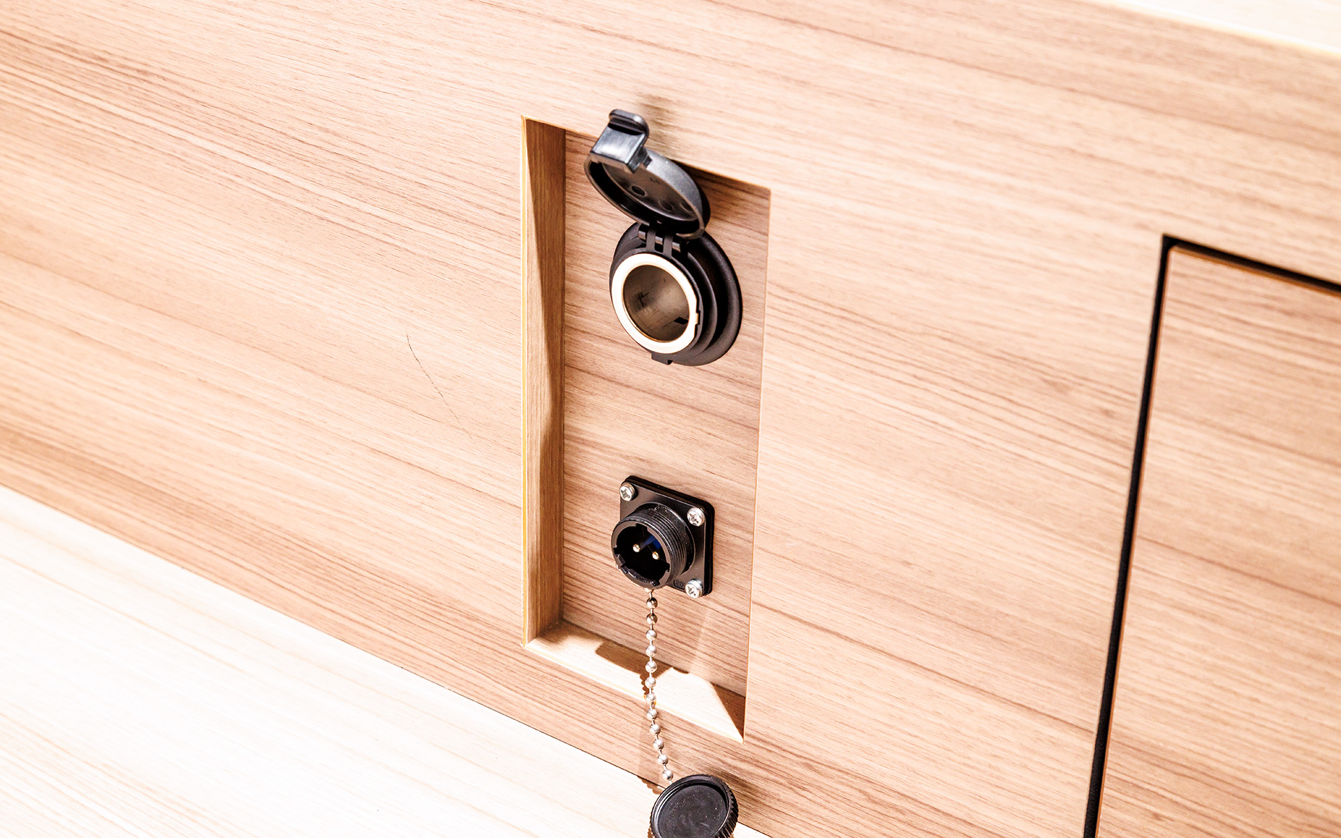 2つのソケットが用意されており充電はもちろん給電にも対応