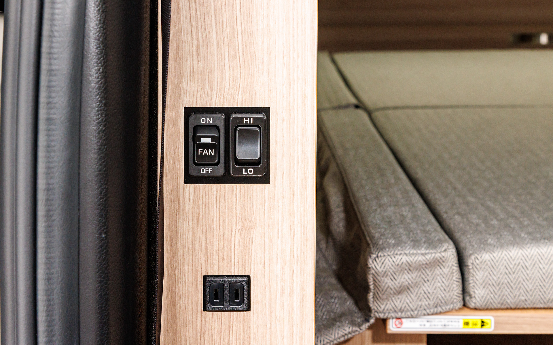 ポータブルバッテリを接続しておくとエンジンOFF時でも車両のブロアーファンが利用できる。前述のDOPバッテリの場合、Lo設定で約20時間の作動が可能