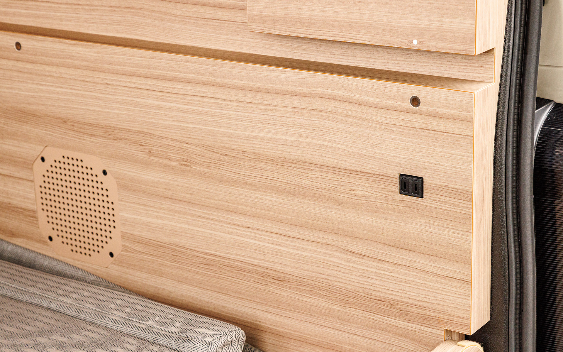 後部にもAC100Vコンセントを用意