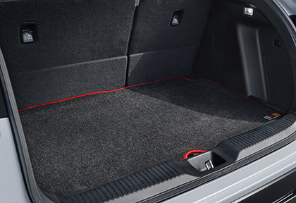 スポーツラゲッジマット（ブラック×レッド）装着イメージ