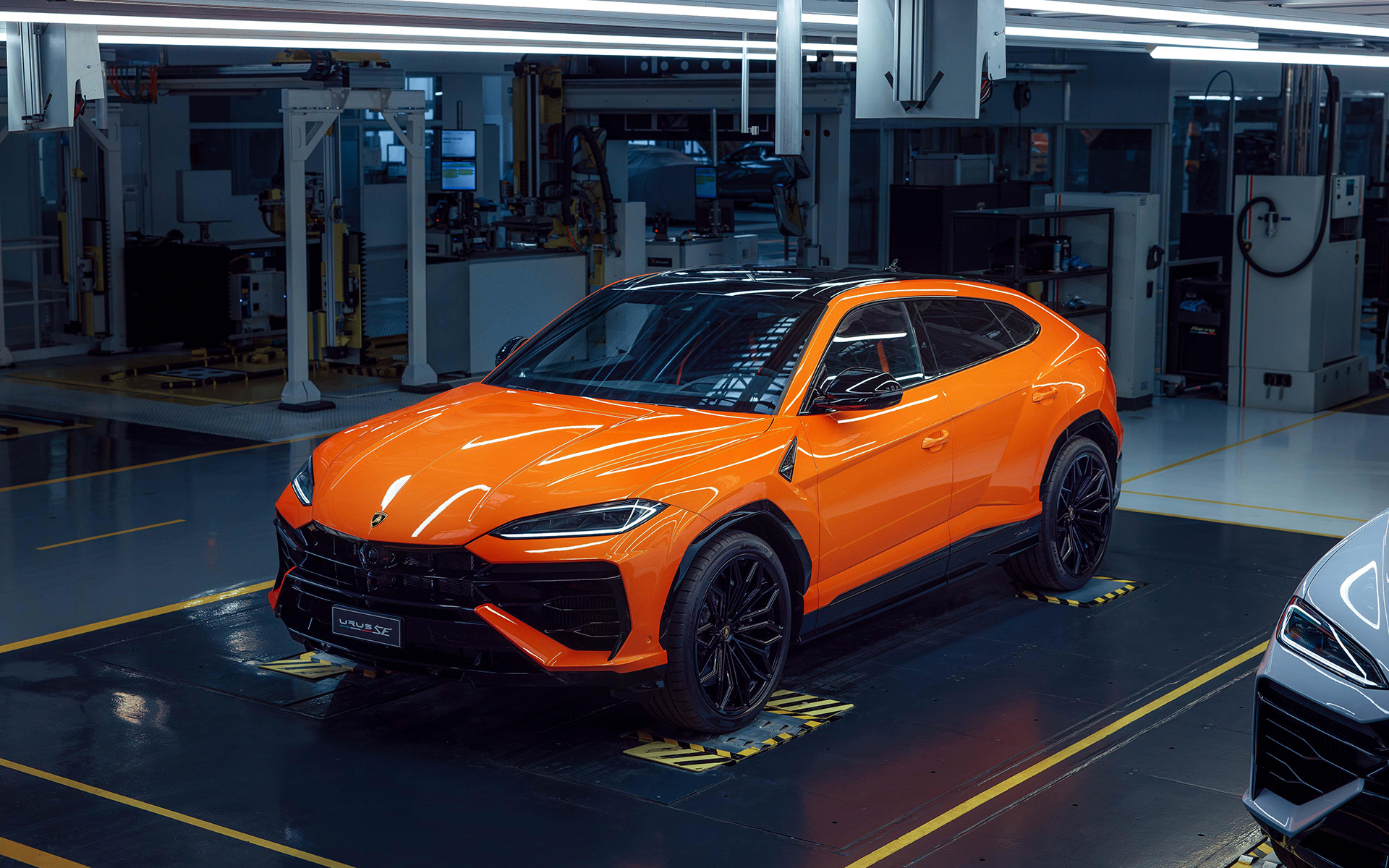 ランボルギーニ初のプラグインハイブリッドSUV「ウルス SE」