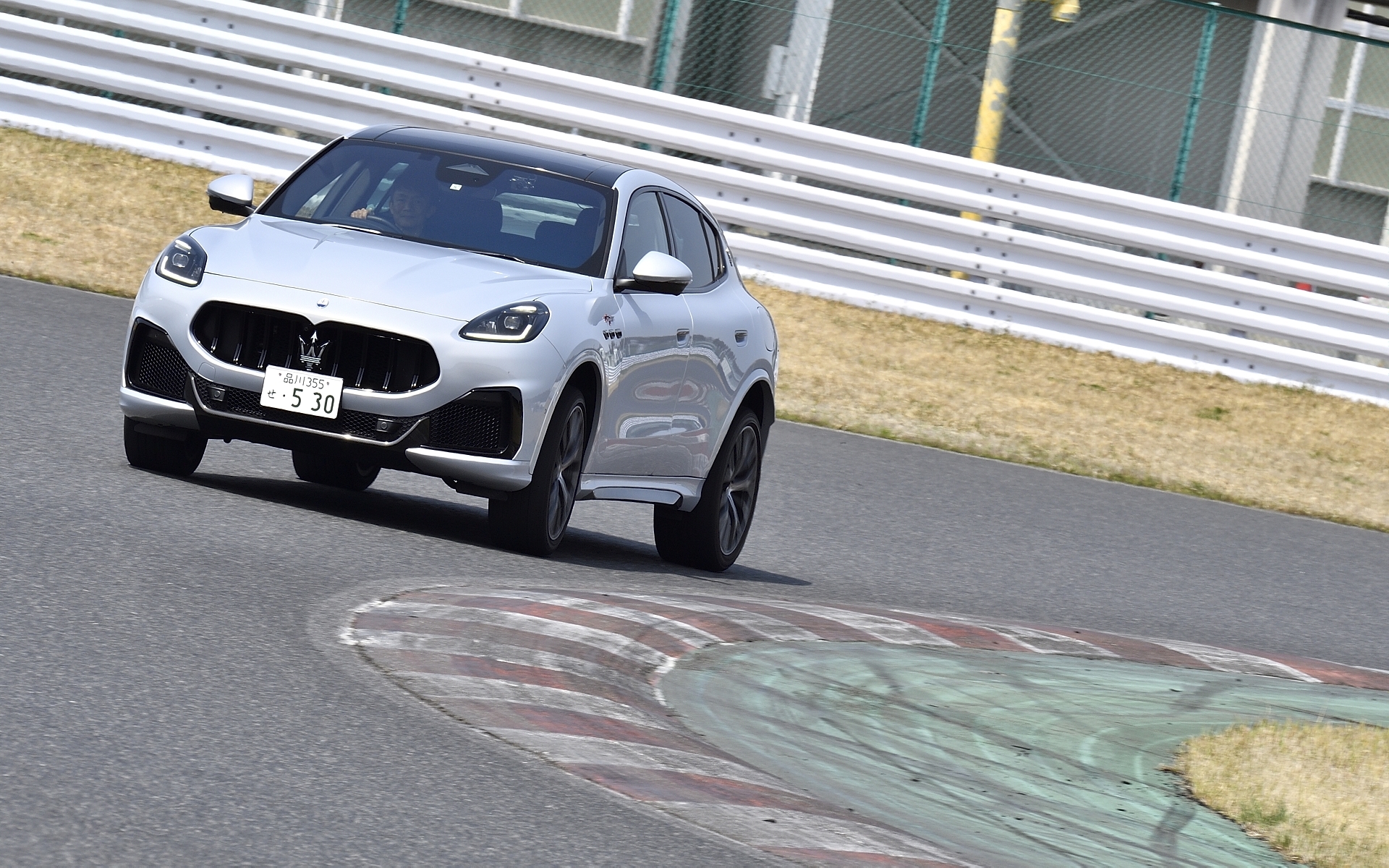 グレカーレ トロフェオが搭載するネットゥーノは最高出力530PS、最大トルク620Nmを発生。グラントゥーリズモ トロフェオと同じく8速ATを介して4輪を駆動する。潤滑システムはウェットサンプ