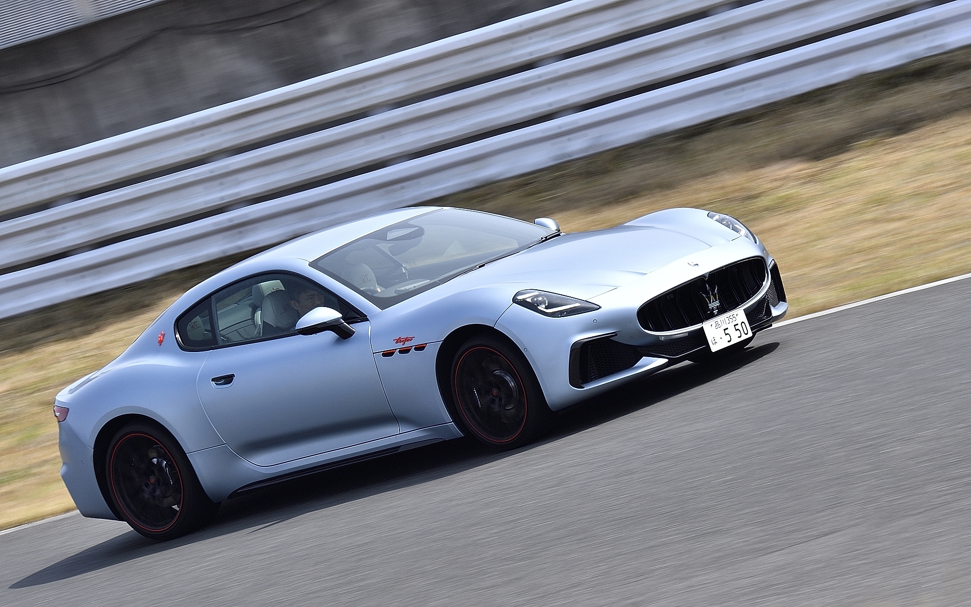 グラントゥーリズモ トロフェオと同75周年記念車「75th Anniversary Edition」のネットゥーノは最高出力550PS、最大トルク650Nmを発生。8速ATを介して4輪を駆動する。潤滑システムはウェットサンプ