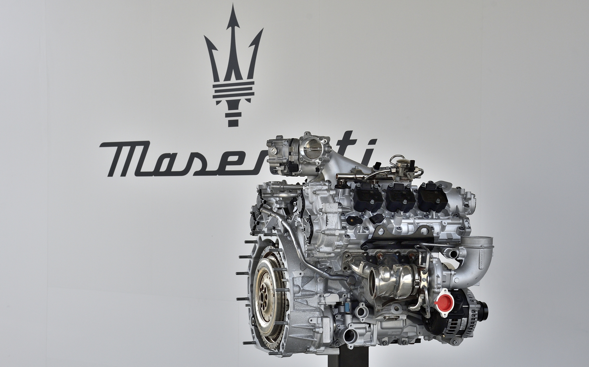 イタリア語で海神「ネプチューン」を意味し、その名を冠したマセラティオリジナルのエンジン「ネットゥーノ」。完全自社開発したこのエンジンは、本社隣接のモデナ工場で生産される。現在のラインアップではサーキット専用モデルの「MCエクストレーマ」をはじめ、MC20をベースにしたレーシングカー「GT2」、「MC20」（クーペ/チェロ）、「グラントゥーリズモ」（トロフェオ/モデナ）、「グレカーレ」（トロフェオ）に搭載され、モデルごとにセッティングが行なわれている