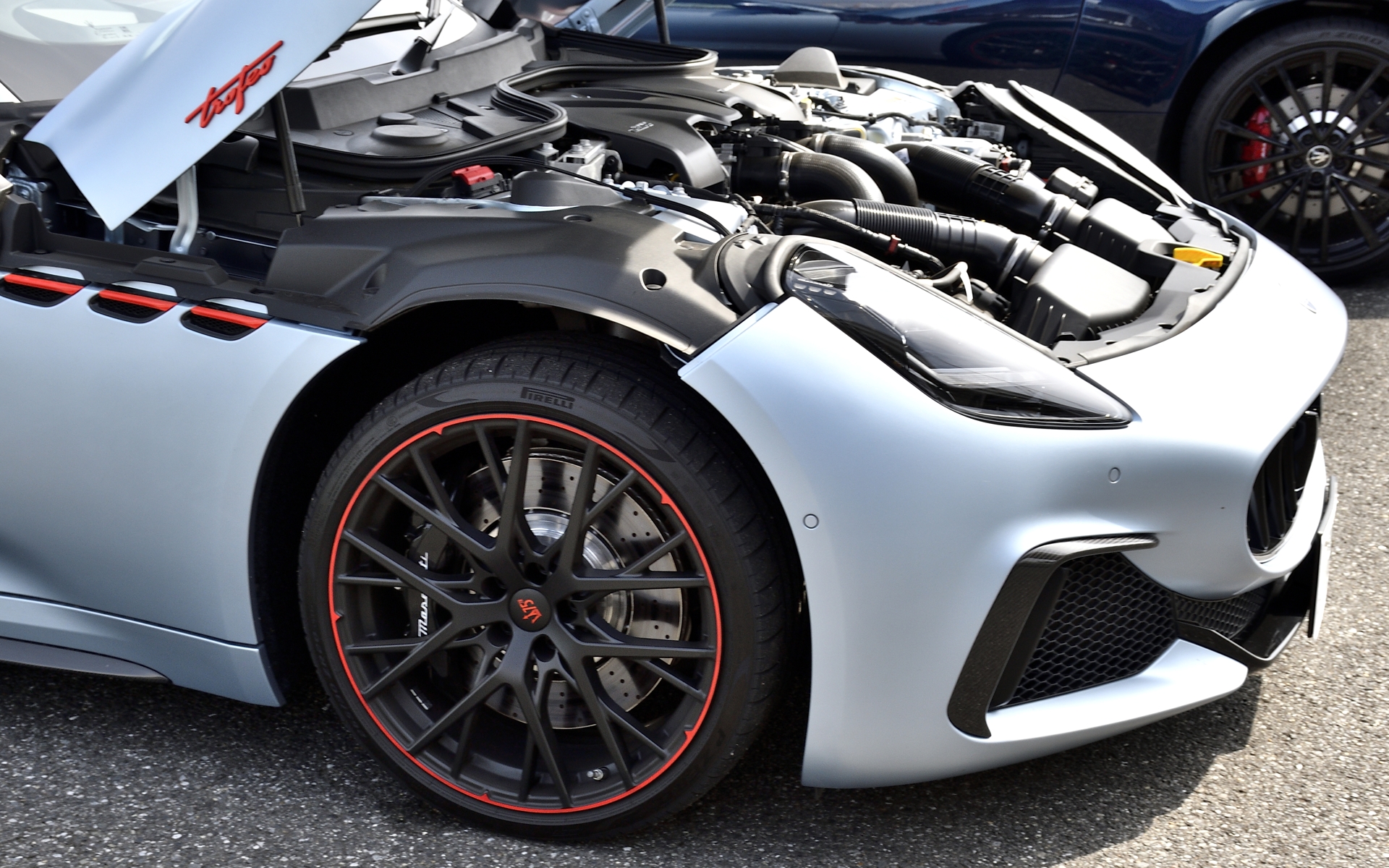 グラントゥーリズモに搭載されるネットゥーノ。エンジンが前の車軸よりも後方に搭載されているのが分かる