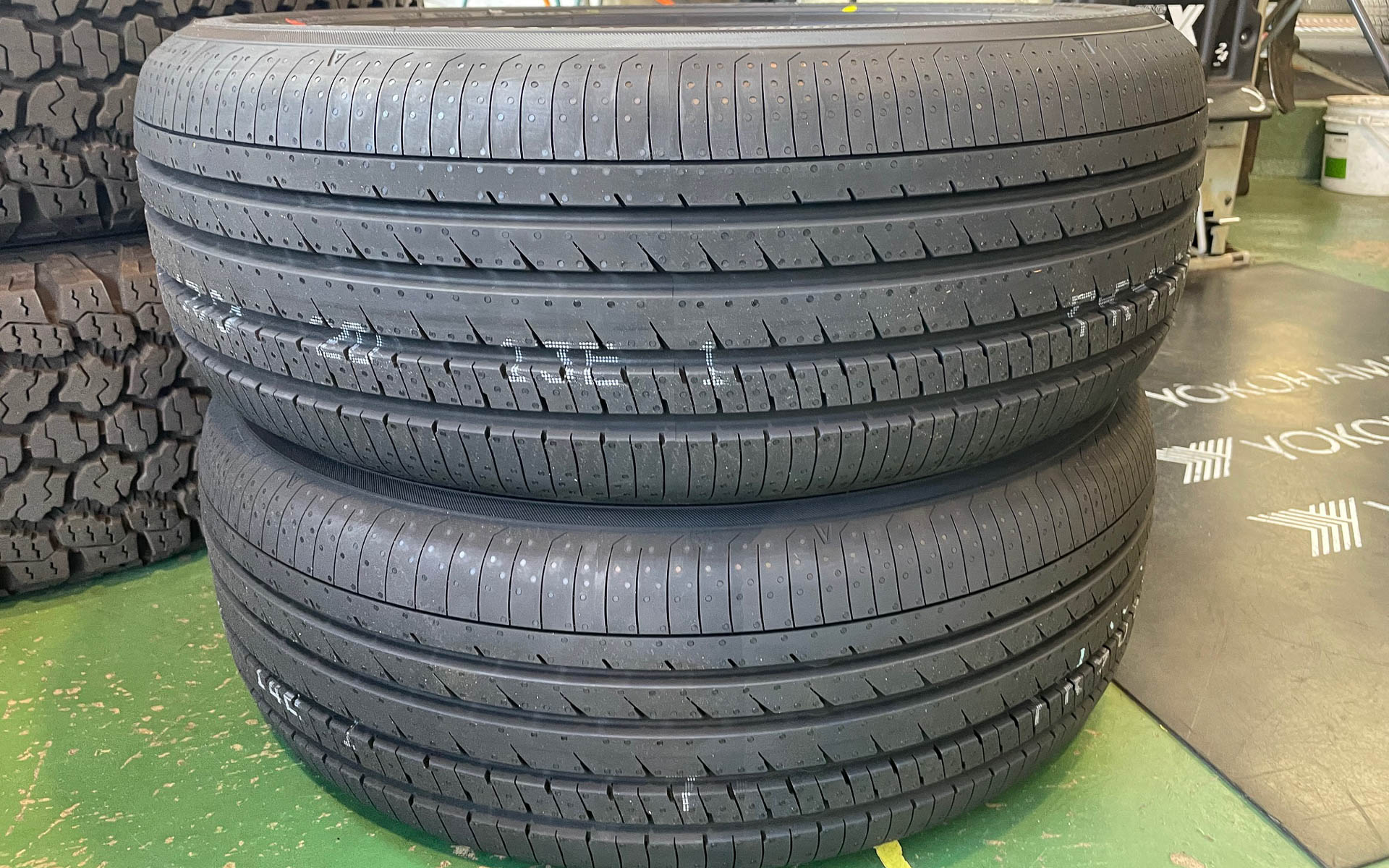 GWから一緒に走ることになったADVAN dB。まだ走行前でタイヤのベント跡が残っている。今はもうきれいな表面になっています