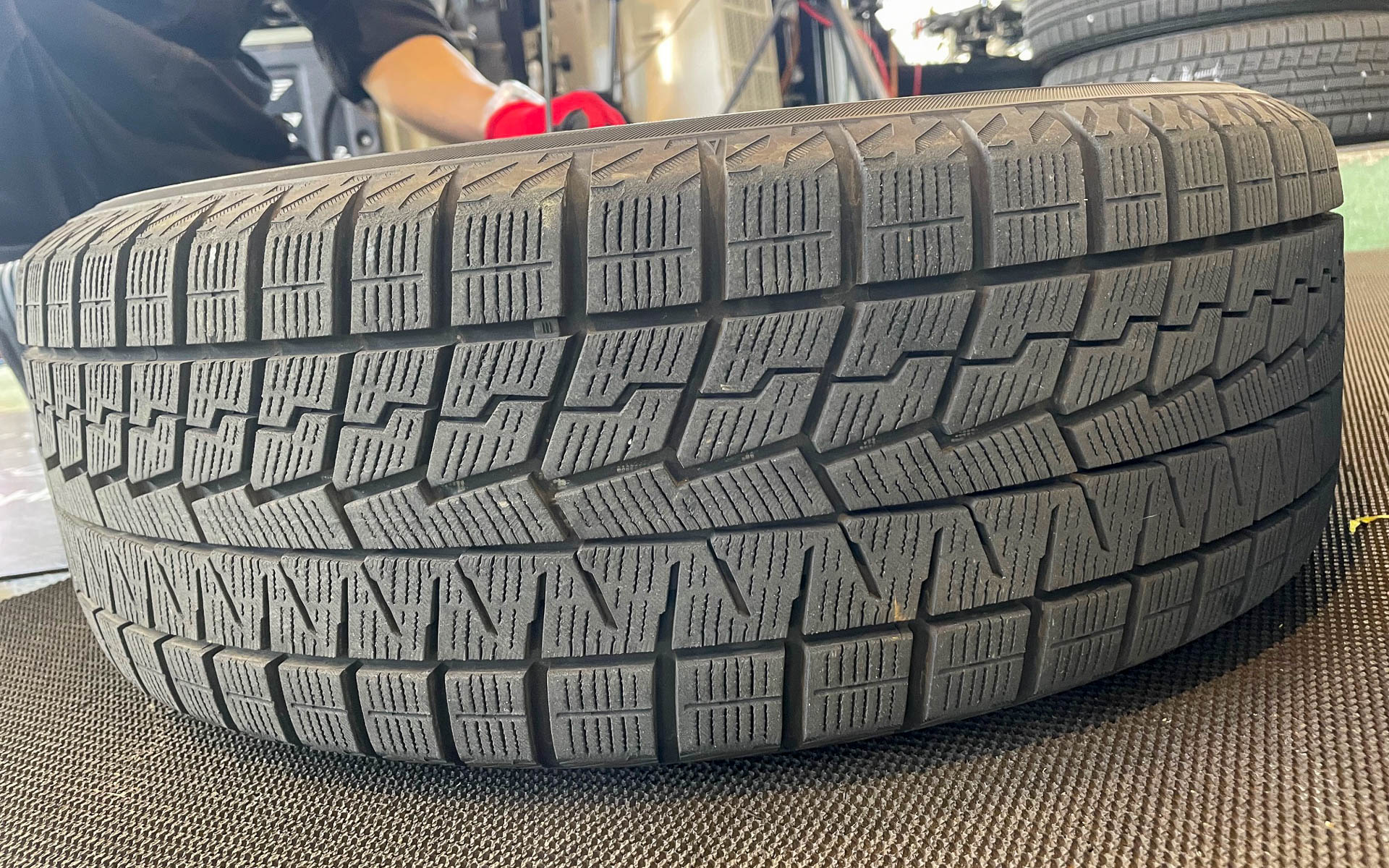 ひと冬で4000kmほど走ったiceGUARD 7のフロント右。ほとんど舗装の半年だったが女神湖や積雪地も楽しく走れました。サイプが少し開いてパターンノイズもわずかに聞こえるようになったけど頼りになるやつです