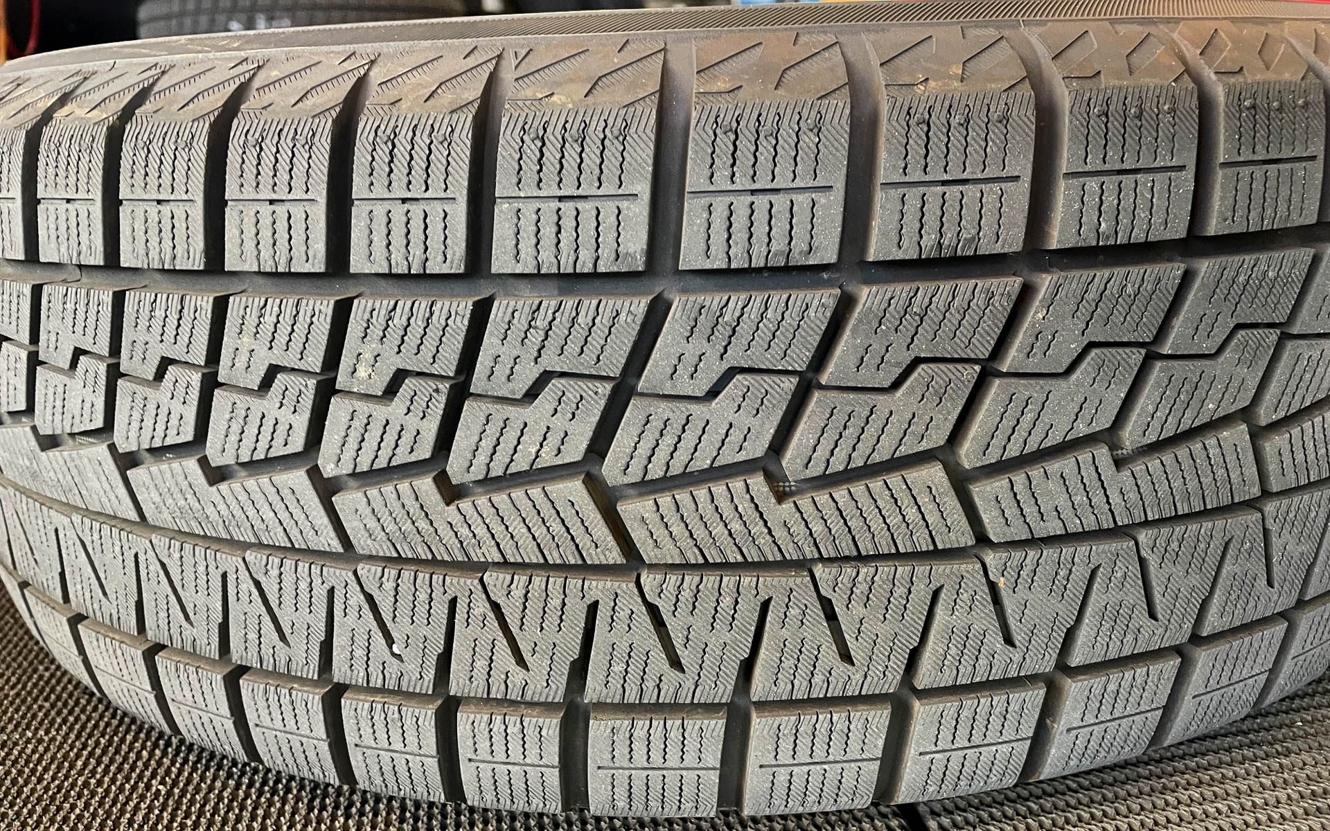 iceGUARD 7のリア右。フロントに比べるとサイプの開きなどの摩耗が俄然少なく、来季はローテーションで前にもっていくことになる