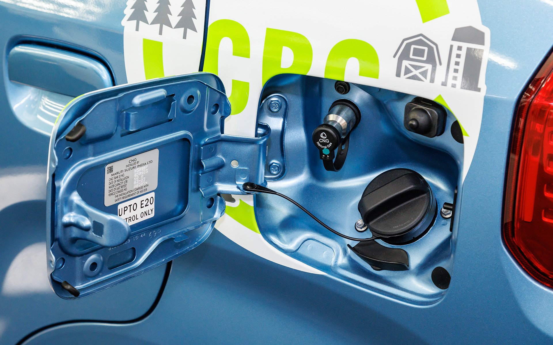 スズキは、人口よりも牛の数の方が多いというインドで、10頭の1日の牛糞からクルマ1台の1日分の圧縮バイオメタンガス（CBG）燃料を作り出すことで、大気中CO2を削減する地産地消型のCBG事業に取り組んでいる