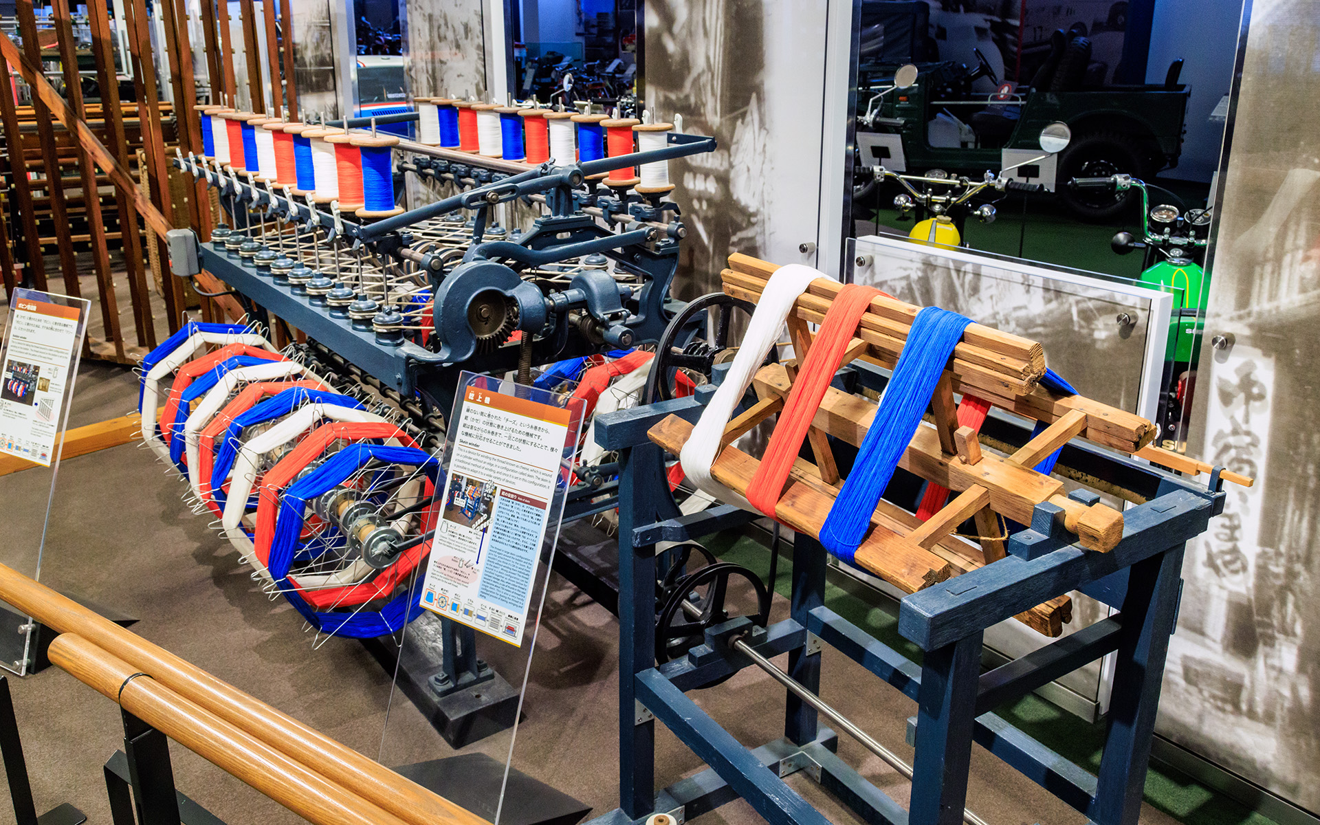 2色の横糸を自動的に切り替え、柄入りの布を織れるようにしたのがスズキの織機の特徴