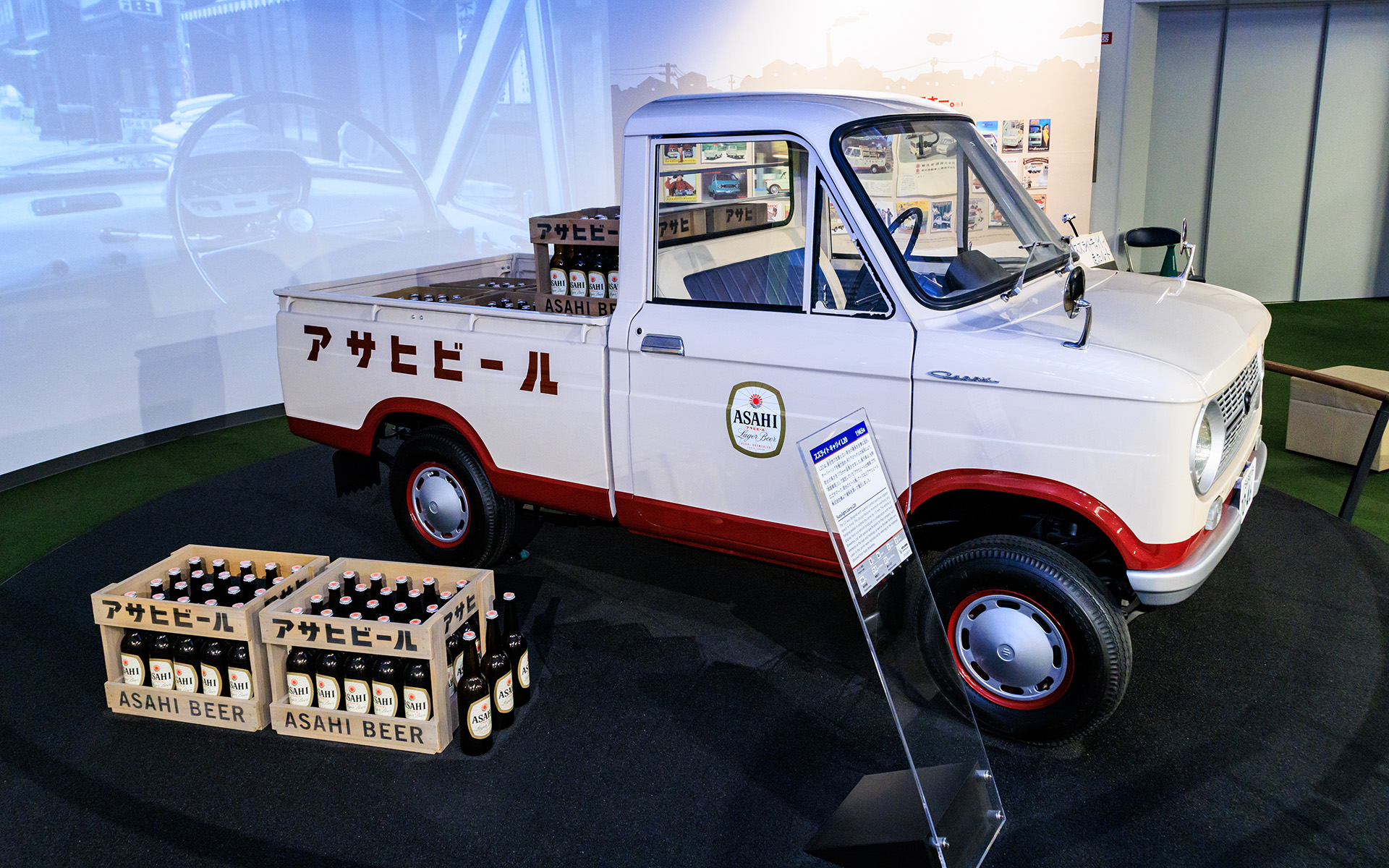 アサヒビールの当時のデザインを復刻した「スズライト キャリイ L20」