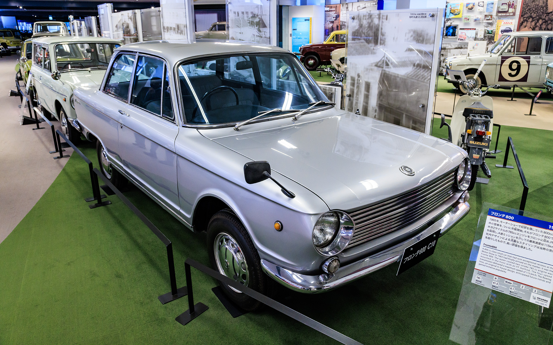 流麗なスタイリングが高い評価を得たというフロンテ800。スズキのロゴもオシャレ