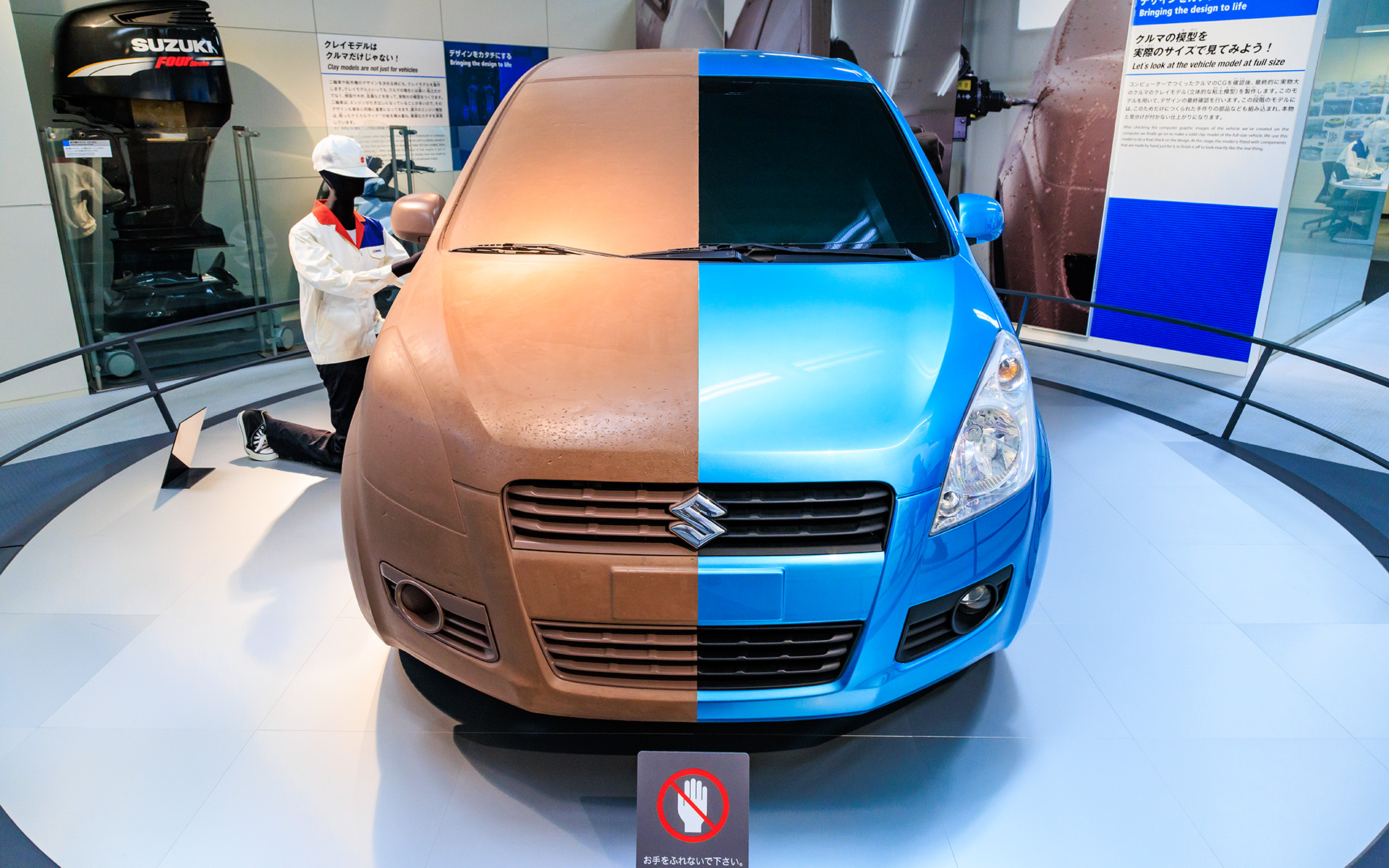 2階はクルマの開発から生産まで体験できるフロアとなっており、工場で実際に稼働しているロボットを動かすこともできる