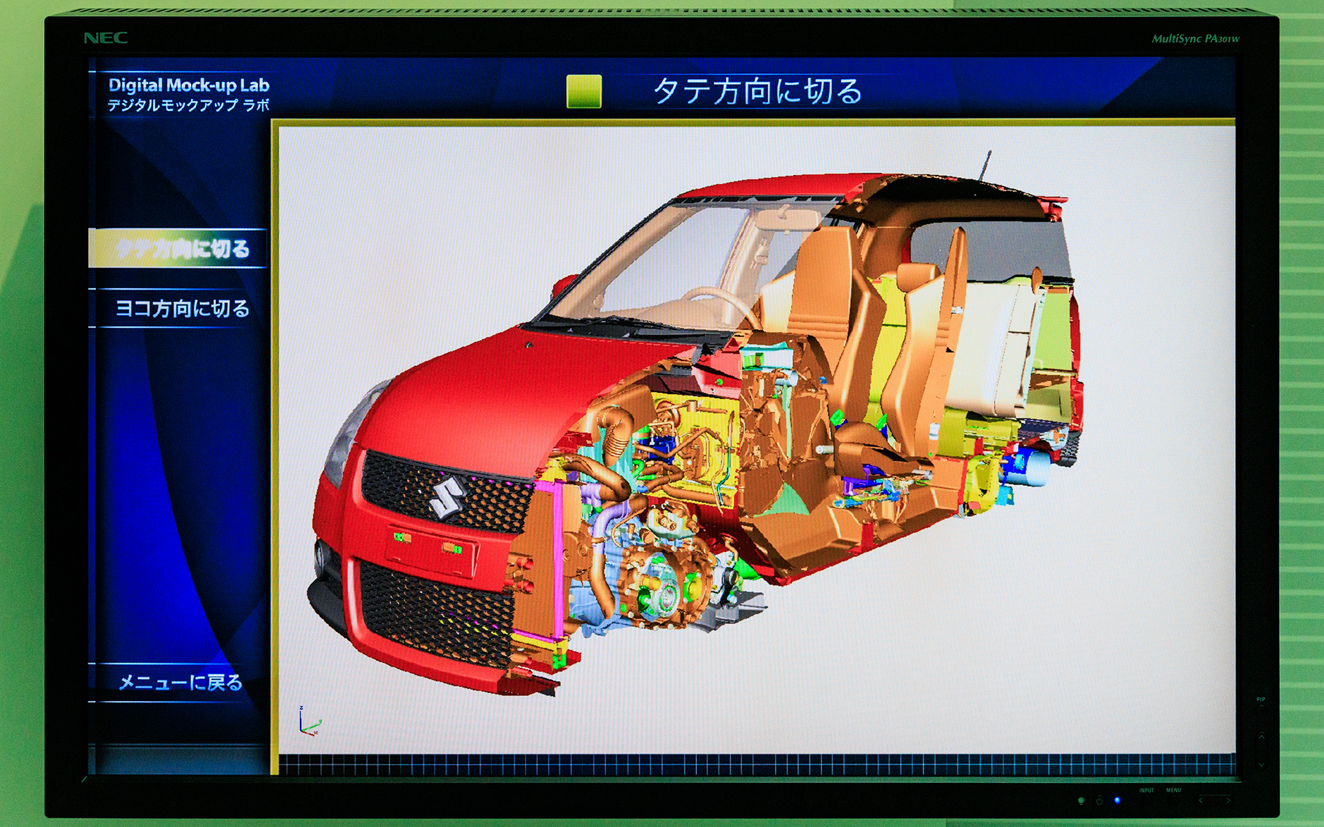 2階はクルマの開発から生産まで体験できるフロアとなっており、工場で実際に稼働しているロボットを動かすこともできる