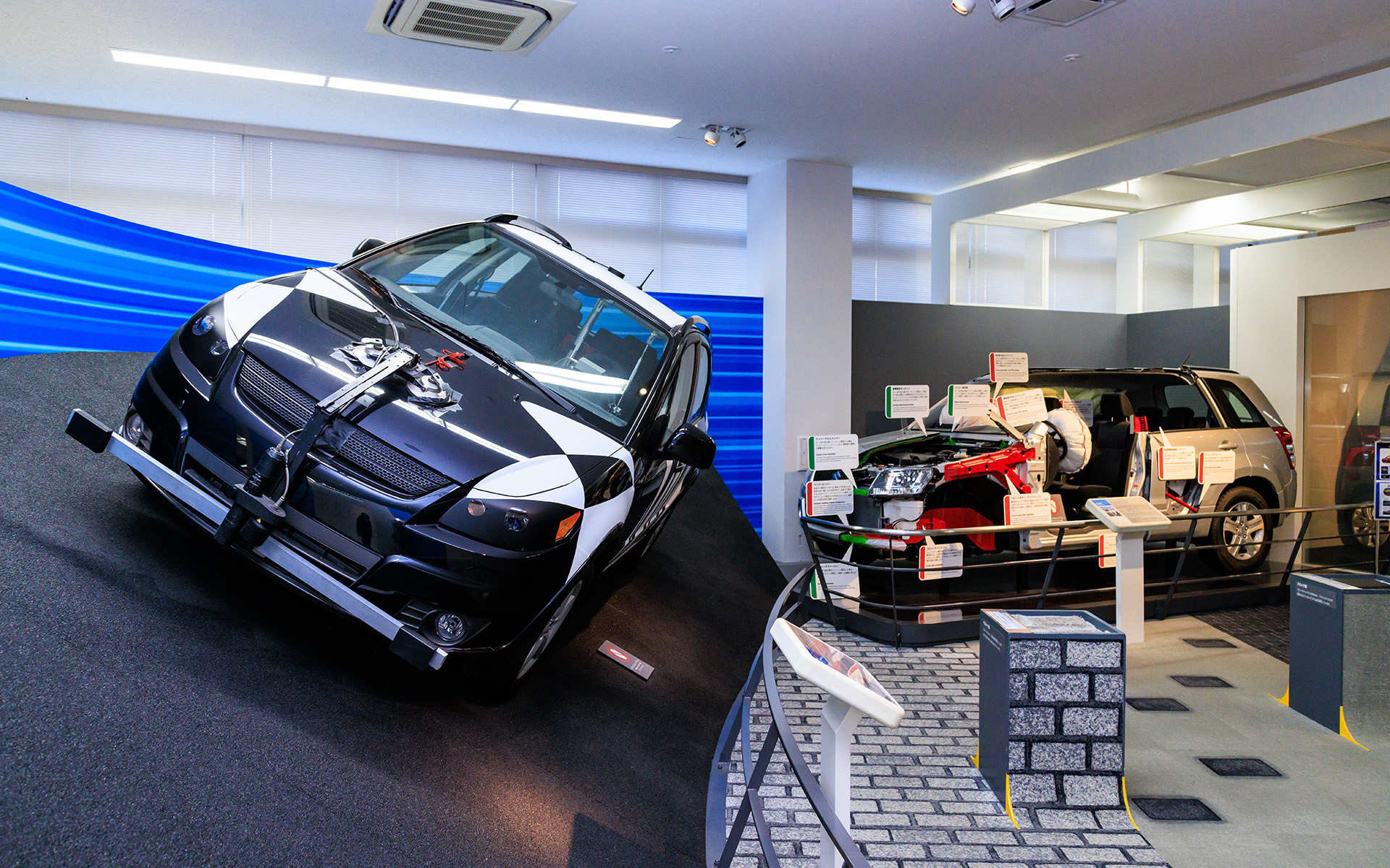 2階はクルマの開発から生産まで体験できるフロアとなっており、工場で実際に稼働しているロボットを動かすこともできる