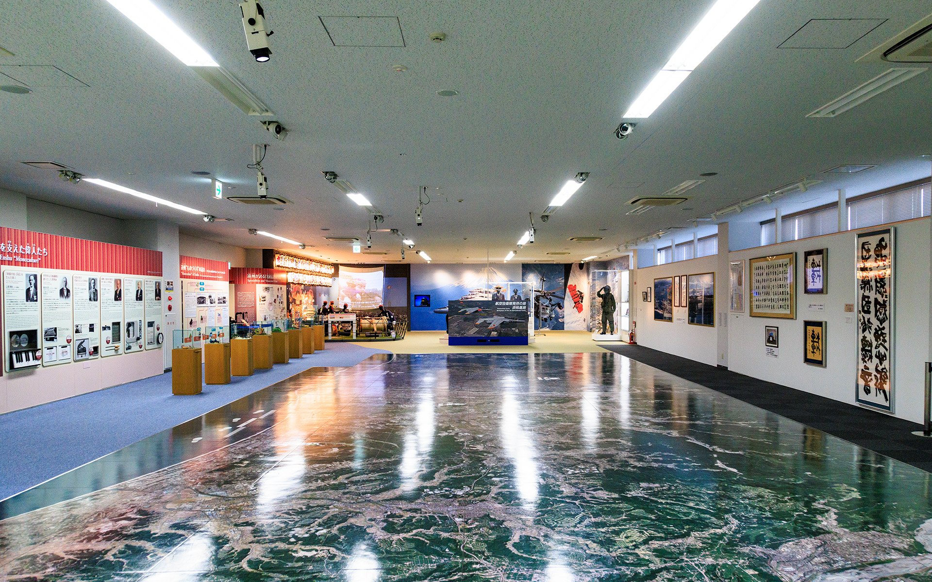 床一面に航空地図が掲示されている遠州コーナー。自分の家を探したり、通っている学校を探したりと、子供たちにも大人気とのこと